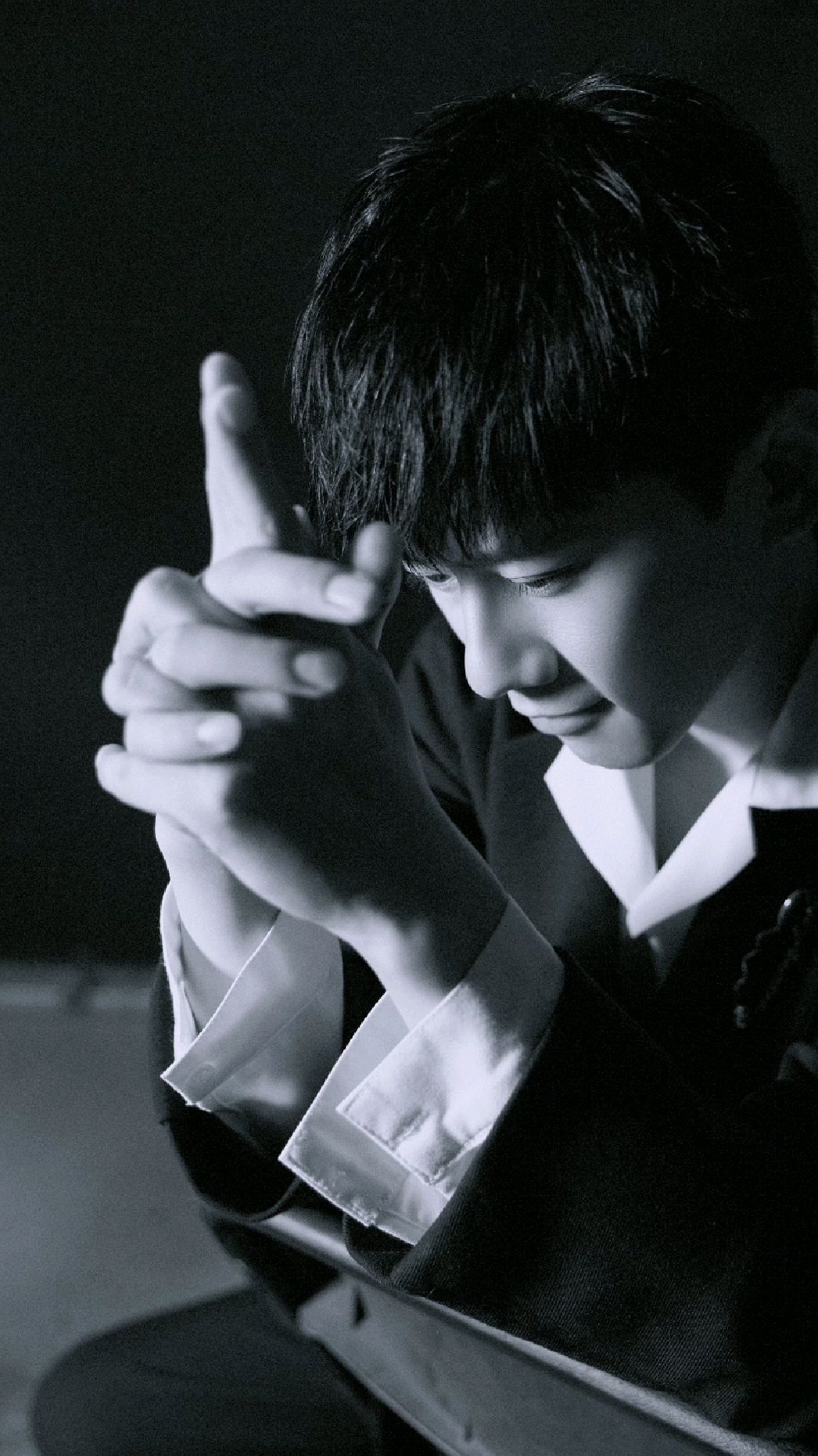 张杰侧颜能有多绝?这九宫格侧颜轮廓,难道不值得夸吗?