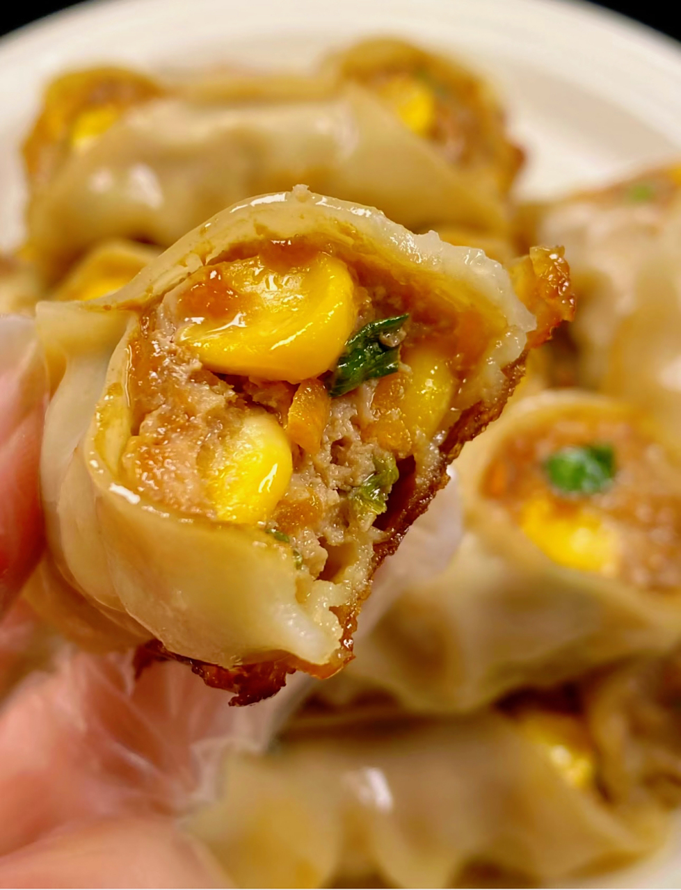 玉米胡萝卜煎饺—外皮底部微微焦脆,皮薄馅多,内里肉馅鲜嫩多汁,一口