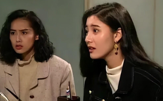 朱茵又矮又黑算不算港风大美人?看她和李嘉欣的合照,就明白了