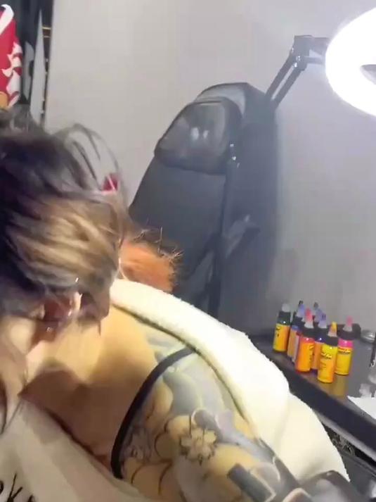 小姐姐第一次纹身,看着她哭笑不得的样子,我实在忍不住笑了!