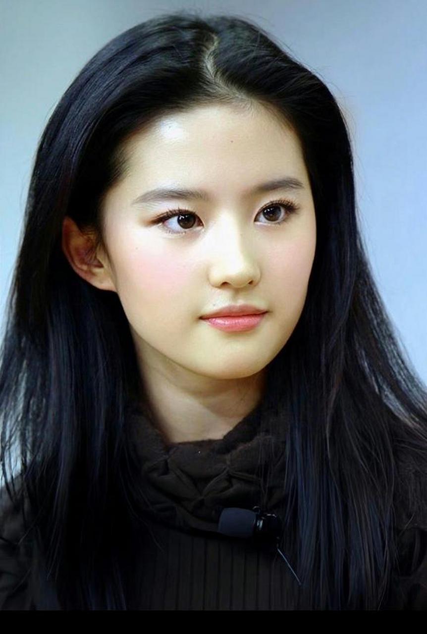 这个样子的刘亦菲也太清纯了吧,那时的她也是刚出道,还是个皮肤细嫩貌