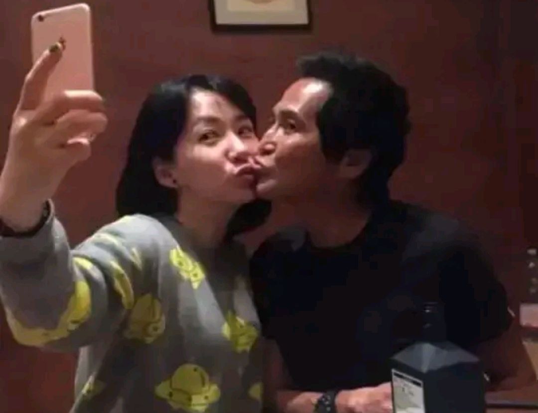 齐秦带着老婆一块出席活动,两人非常甜蜜非常幸福呀