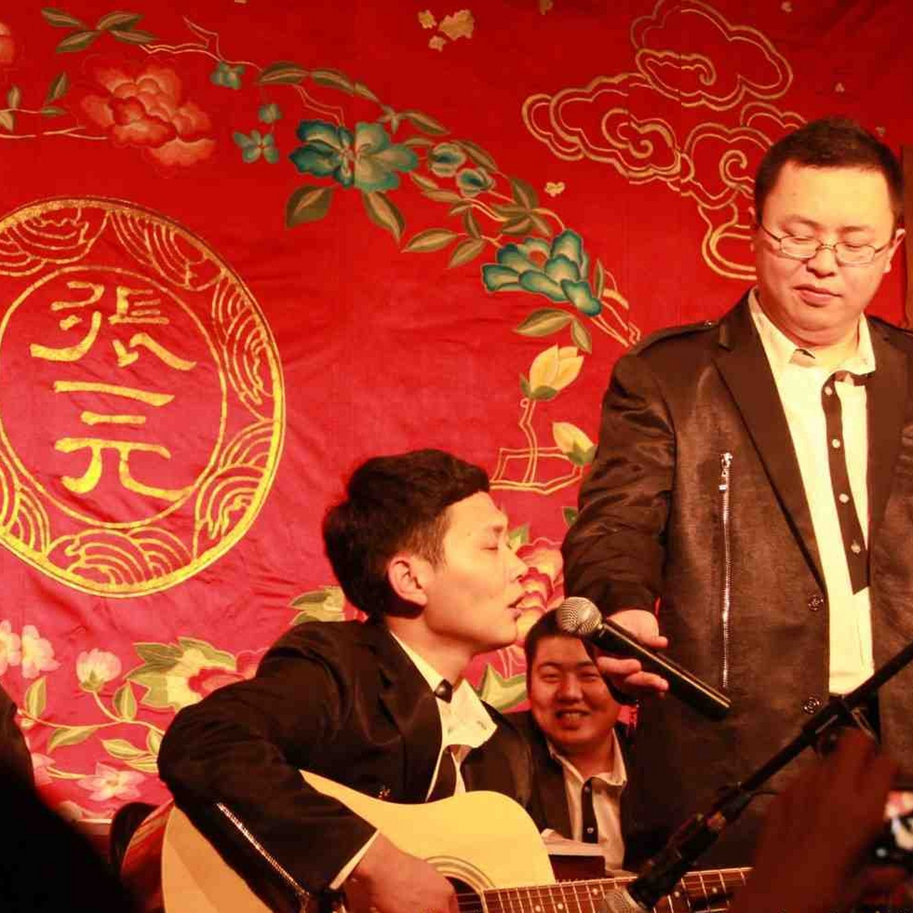 晚安德云社# 德云社考古快乐多,孟鹤堂在台上跟观众互动,弹吉他独唱