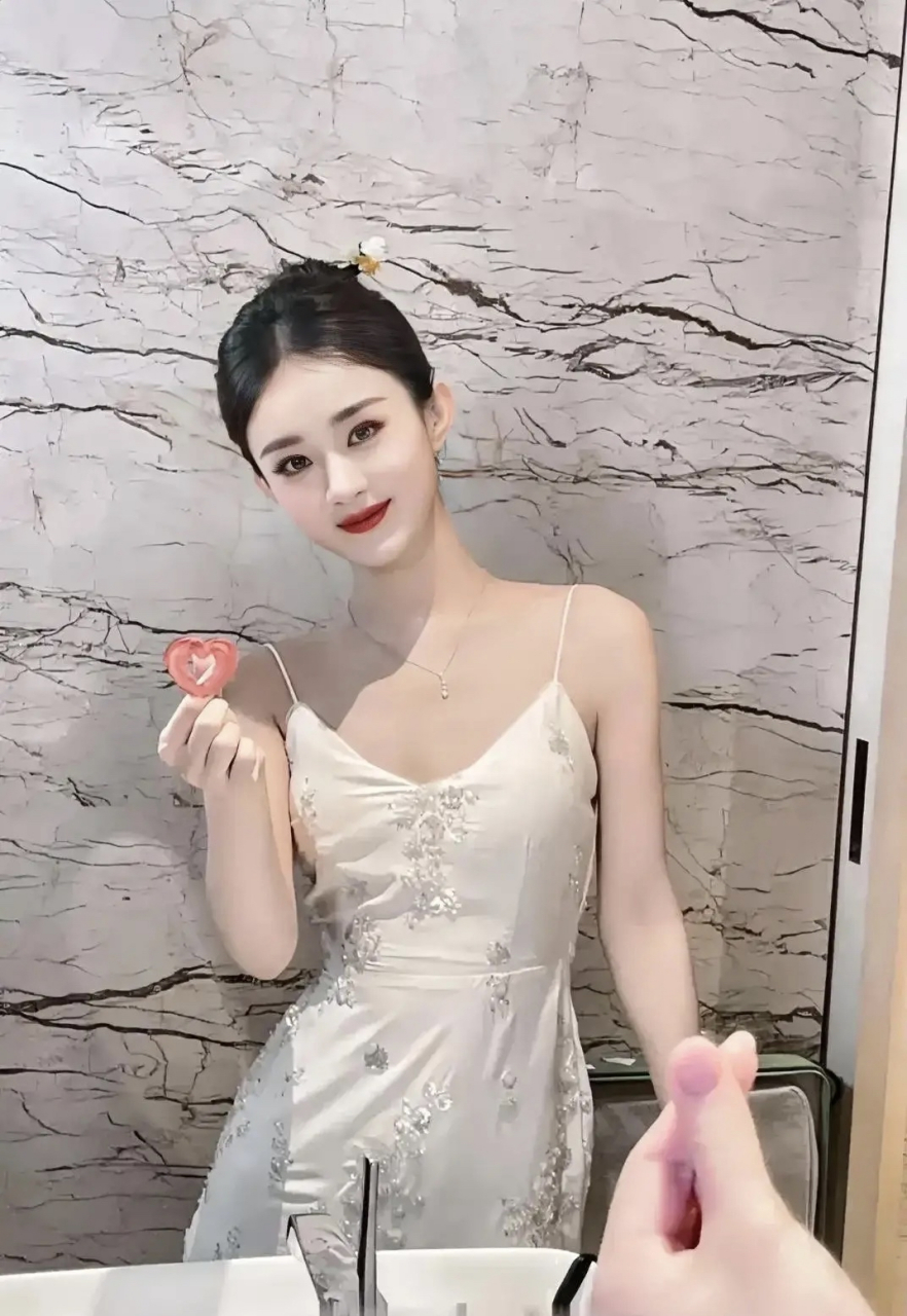 5月20日,赵丽颖工作室在社交媒体晒出赵丽颖自拍照,并送出了520祝福!