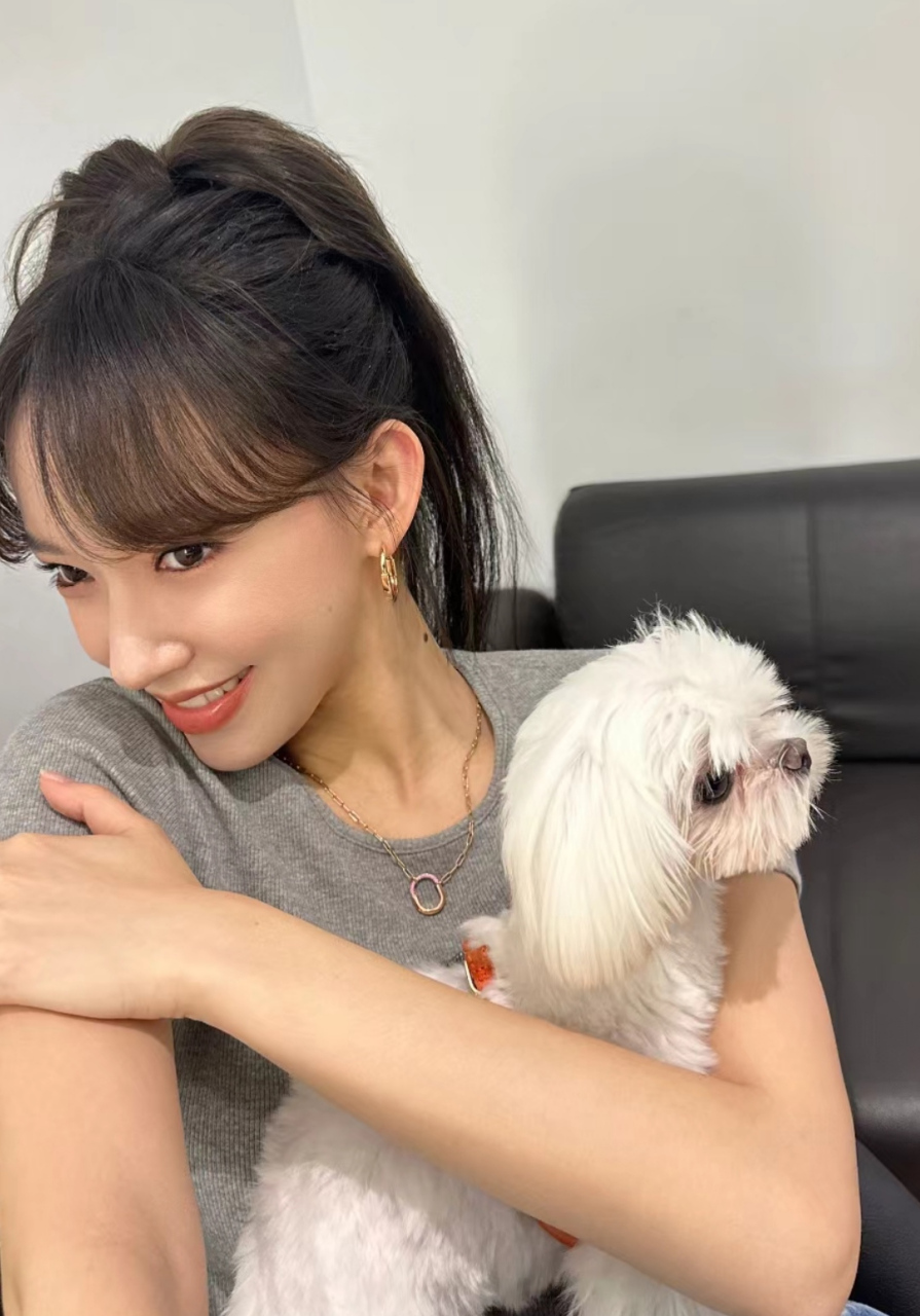 是配套的,发型也是利落大方,潇潇的气质非常出众,脸部状态光彩照人呢