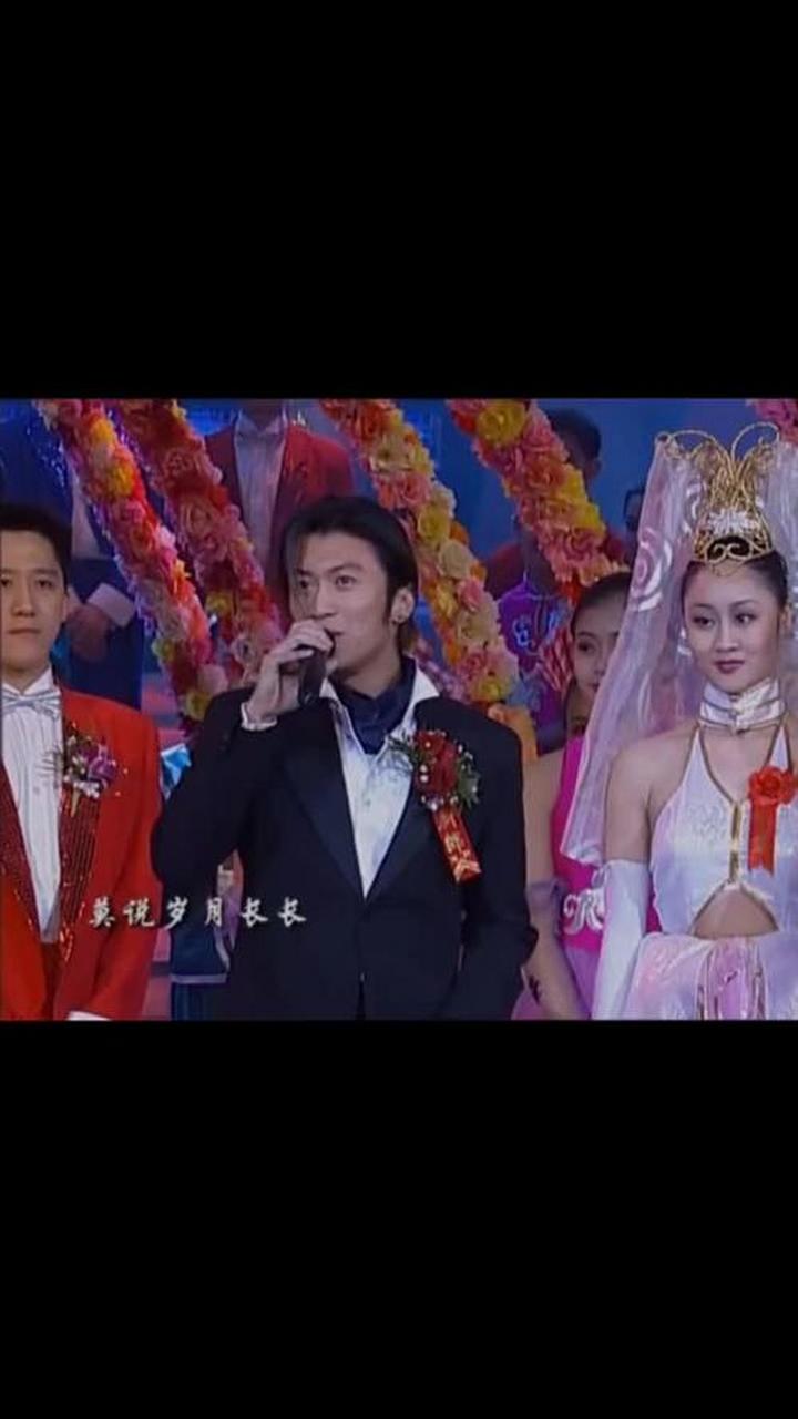 2000年,谢霆锋受邀参加央视春晚,全程牵手董洁并演唱《今生共相伴》.