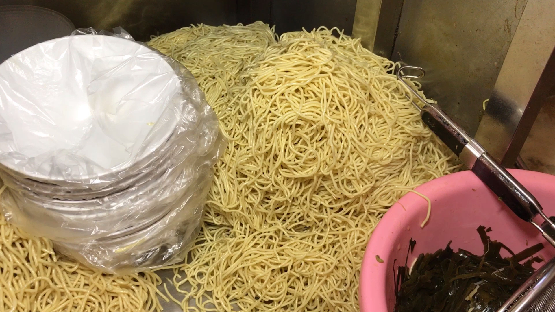 河南特色早餐牛杂面和热干面哪一个好吃?听农村小伙咋说