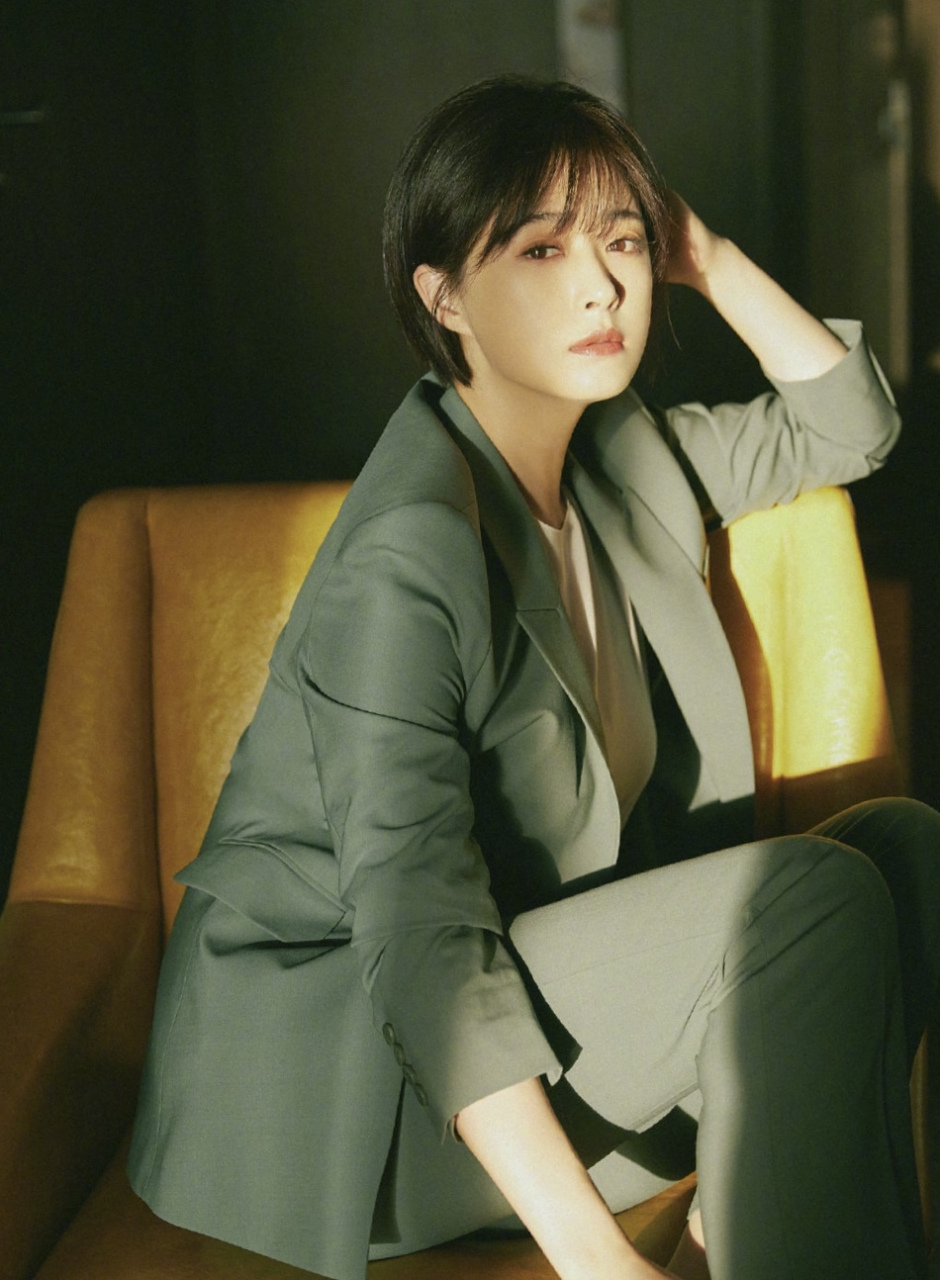 短发时的蒋欣 干练时尚  #娱乐# #蒋欣