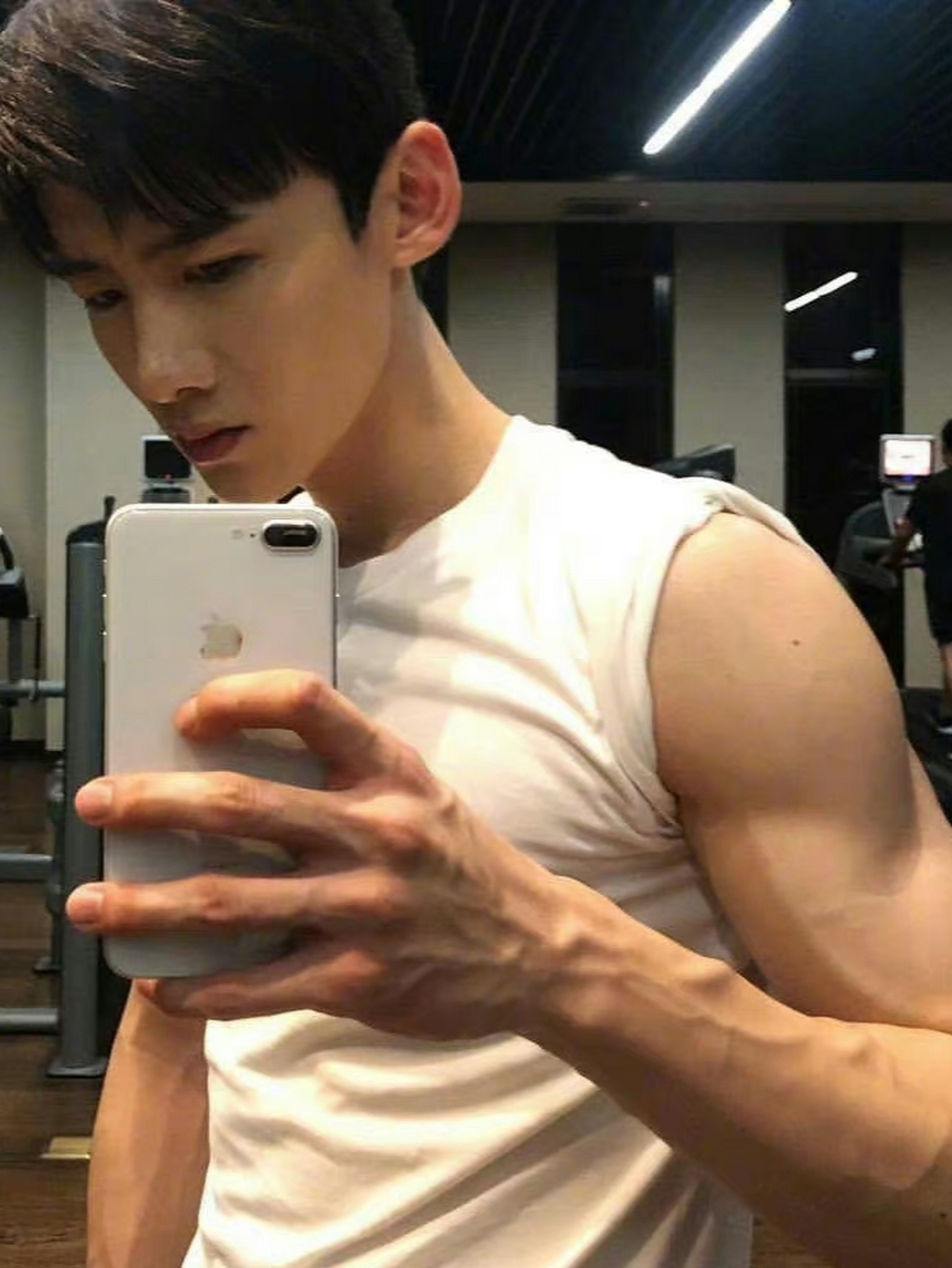 穿衣显瘦,脱衣有肉说的就是白敬亭这种吧!