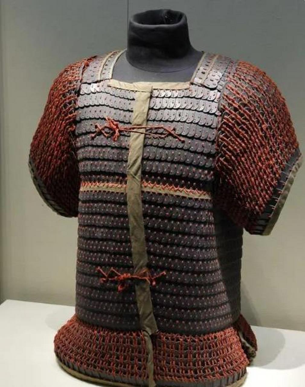 刘皇叔先祖墓里的铠甲  图为西汉中山靖王刘胜的铠甲.