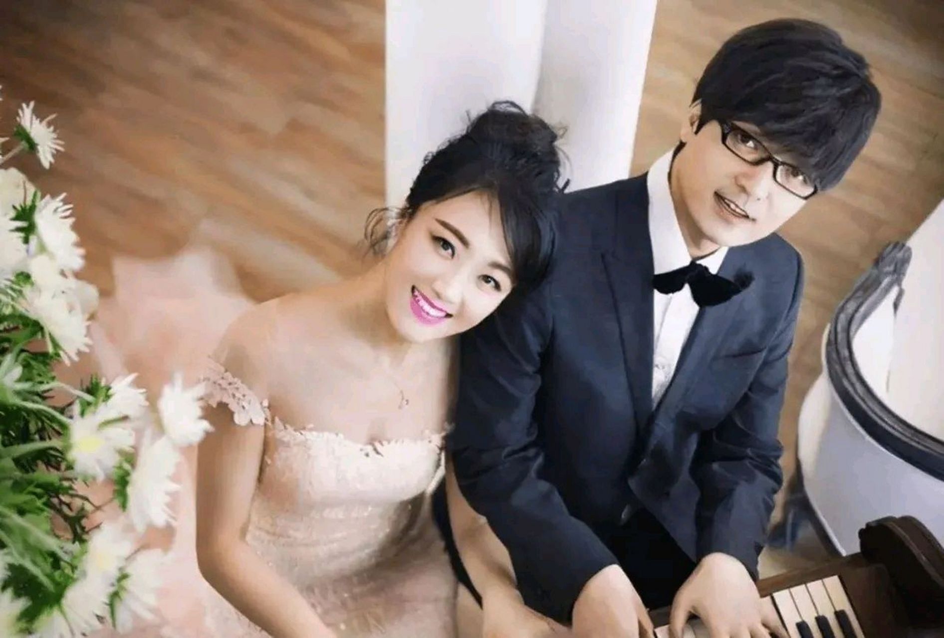 两人身形臃肿,王小玮疑似怀孕  王小海和王小玮组成玖月奇迹时并非