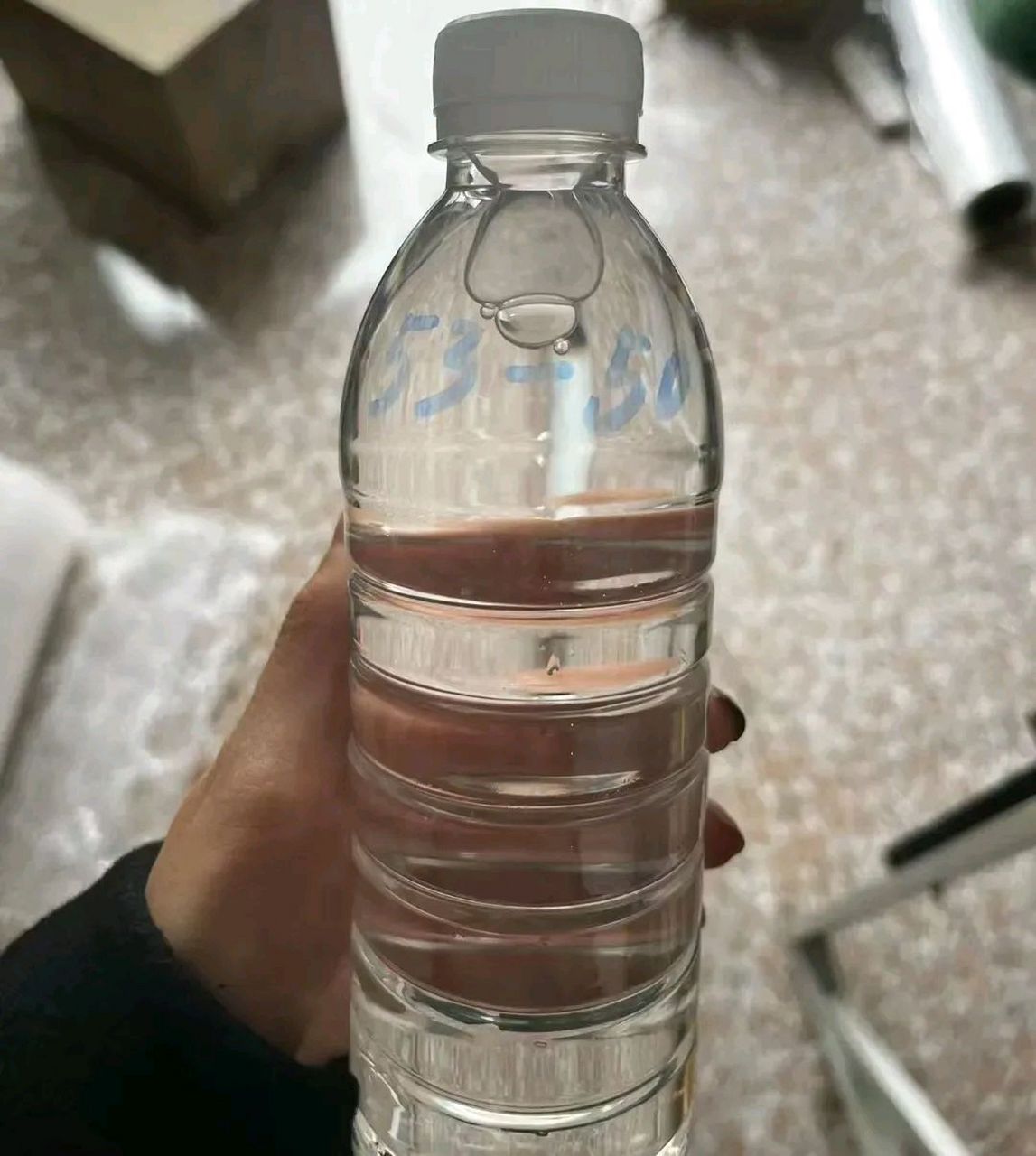 北京一战友,将五粮液1618酒灌入塑料瓶里,邮寄给一白酒主播!