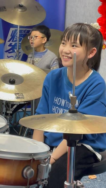 妞妞架子鼓表演歌曲,看了视频心情也变好了!-度小视
