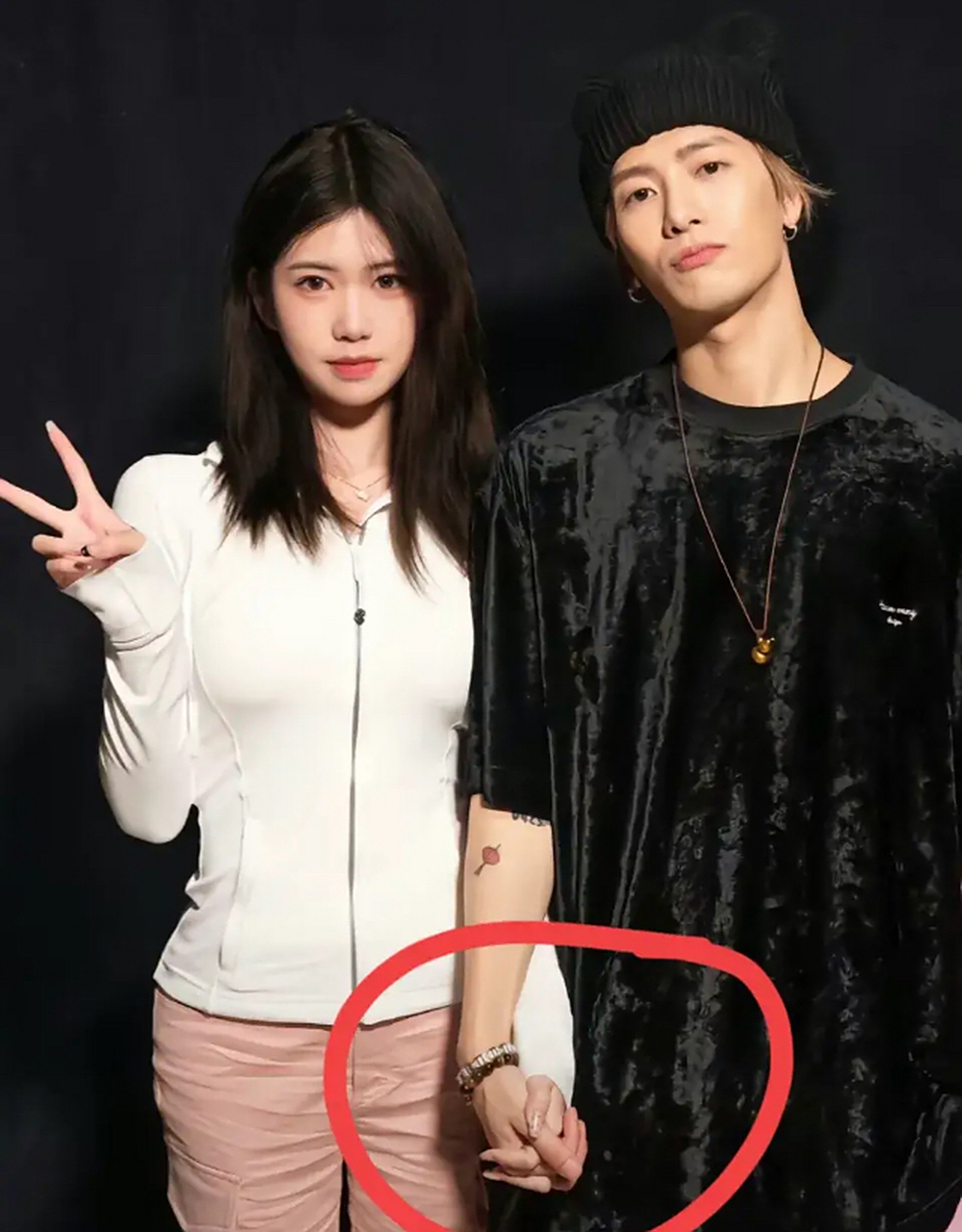 5月4日,一女生晒出和王嘉尔亲密的照片,两人十指紧扣的牵手,身体紧紧