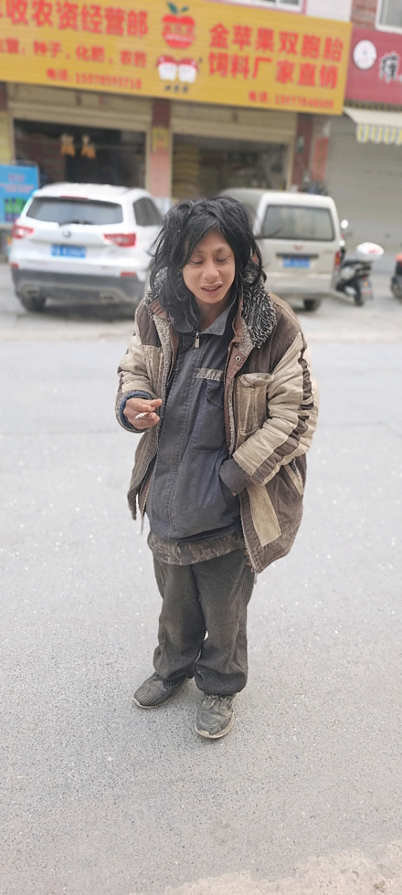 这是我们村里街上呆了将近10年的乞丐,疫情放开后他竟然一点事都没有