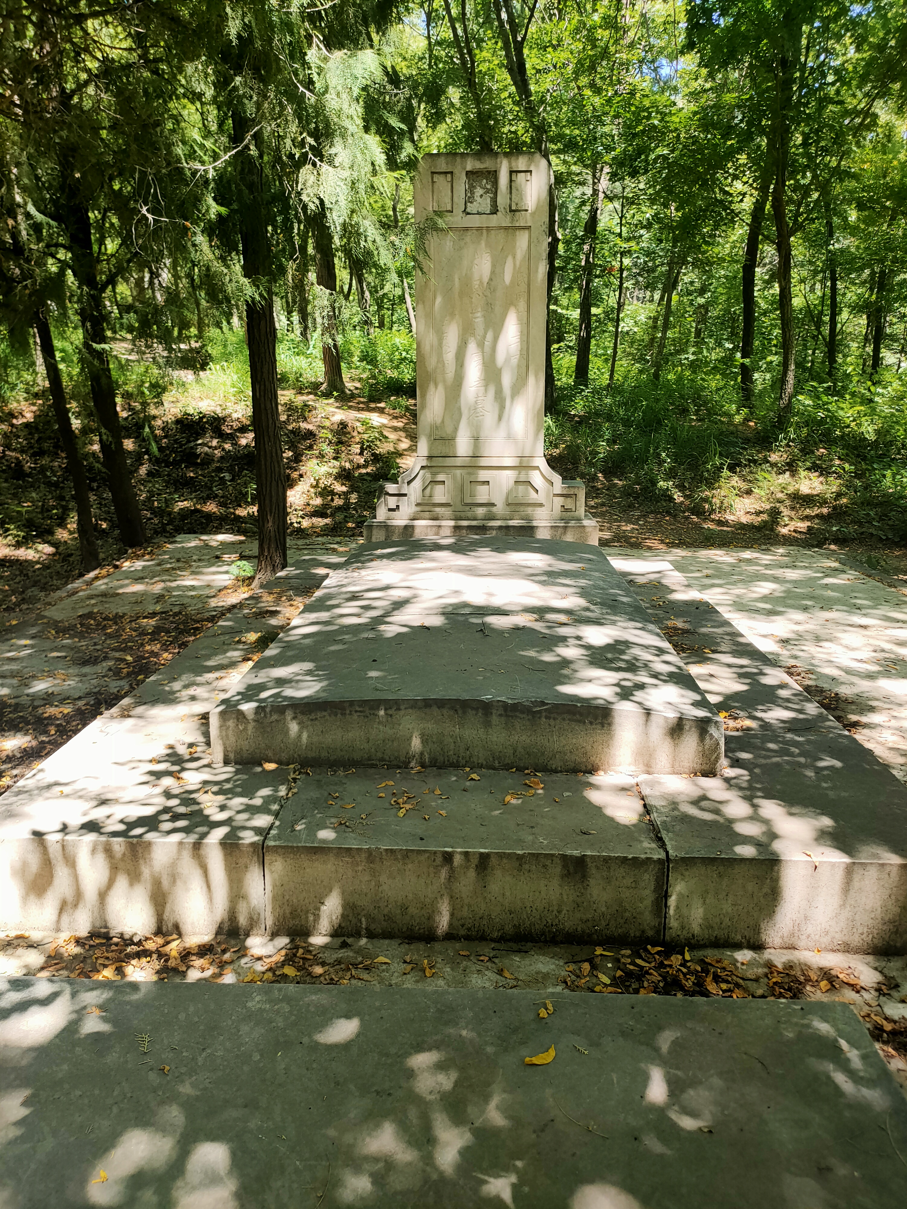 北京香山玉皇顶民国名人墓群