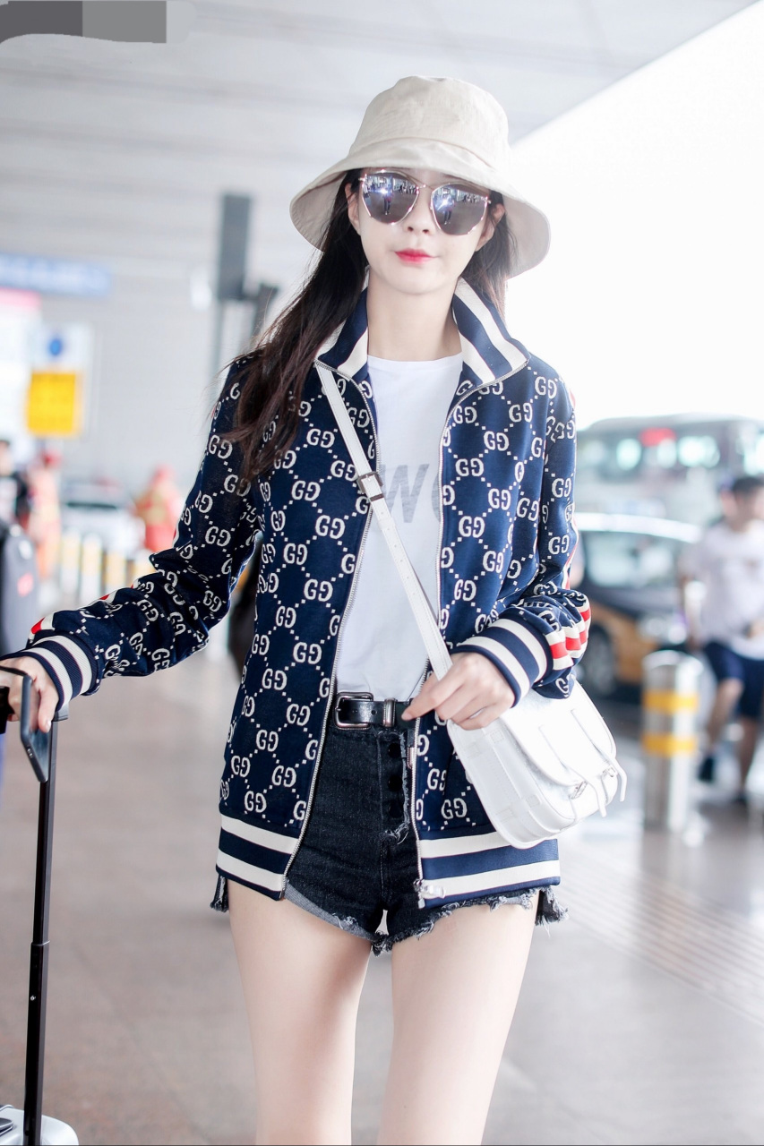 沈梦辰牛仔短裤现身机场,美腿修长,皮肤白皙#明星生图大赏