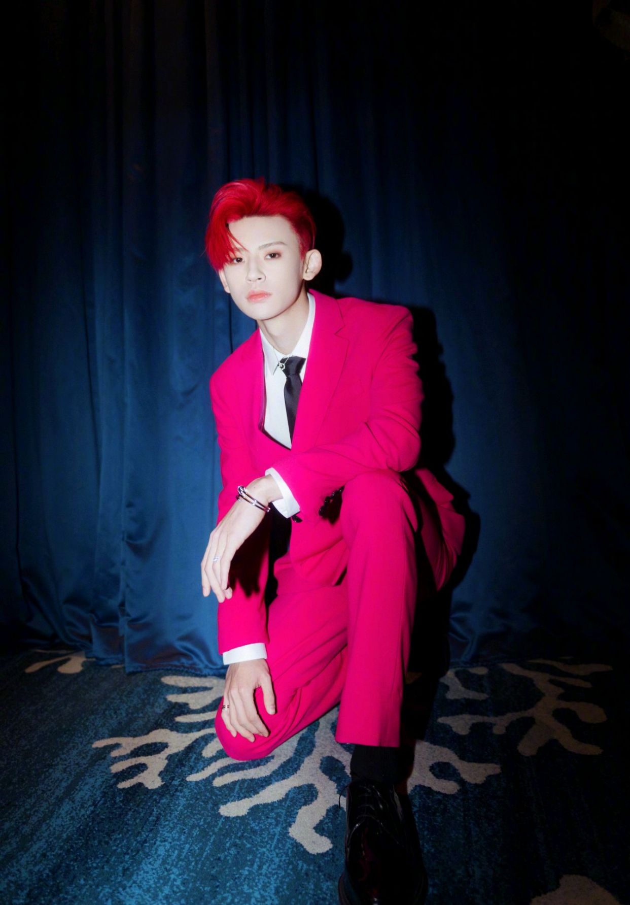 小鬼王琳凯身着玫红色西服套装,靓眼红色发型个性时尚