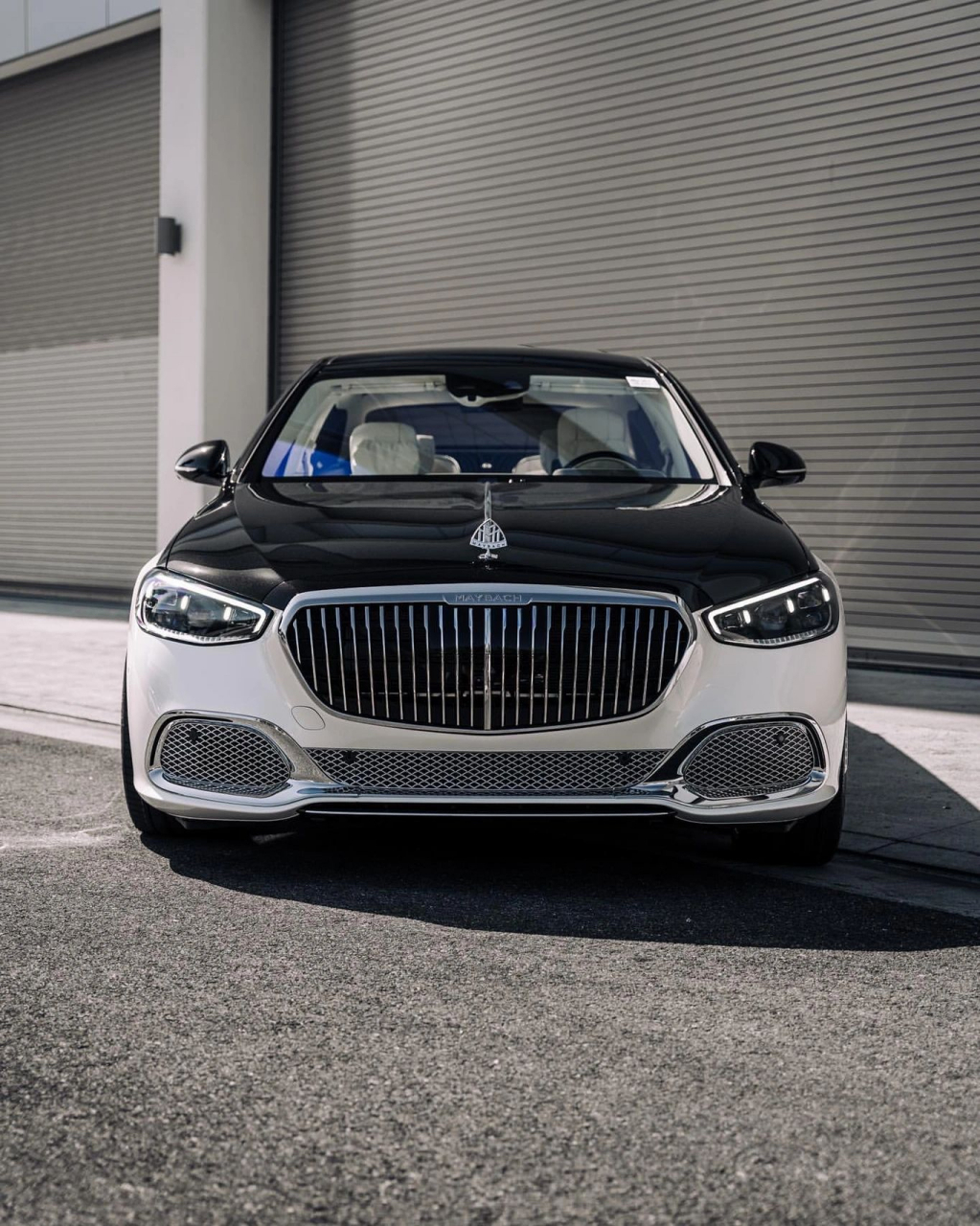 白拼黑的奔驰迈巴赫s级好看,还是黑拼白的迈巴赫好看呢?