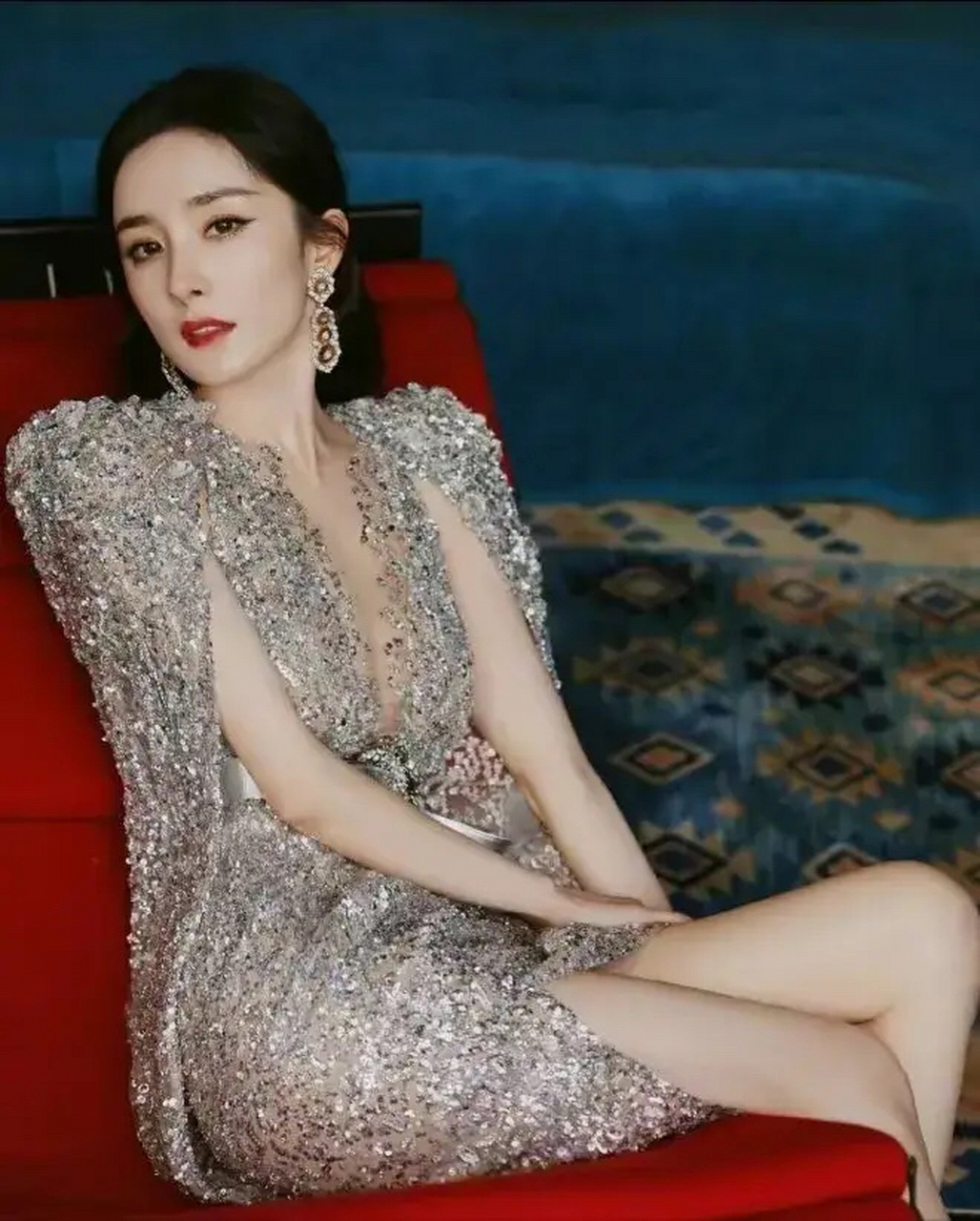 乐享周末分享吧# 杨幂不愧是娱乐圈的"时尚女王",穿亮片裙涂红唇似