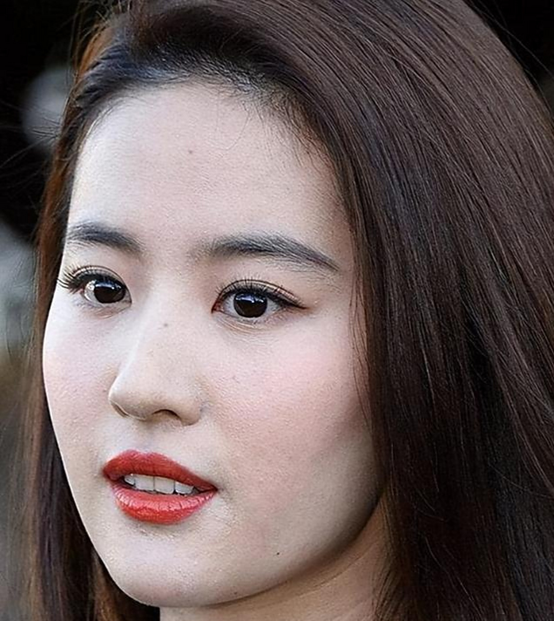 主编偶然看到过女神刘亦菲没有经过处理的图片,在她脸上也有许许多多