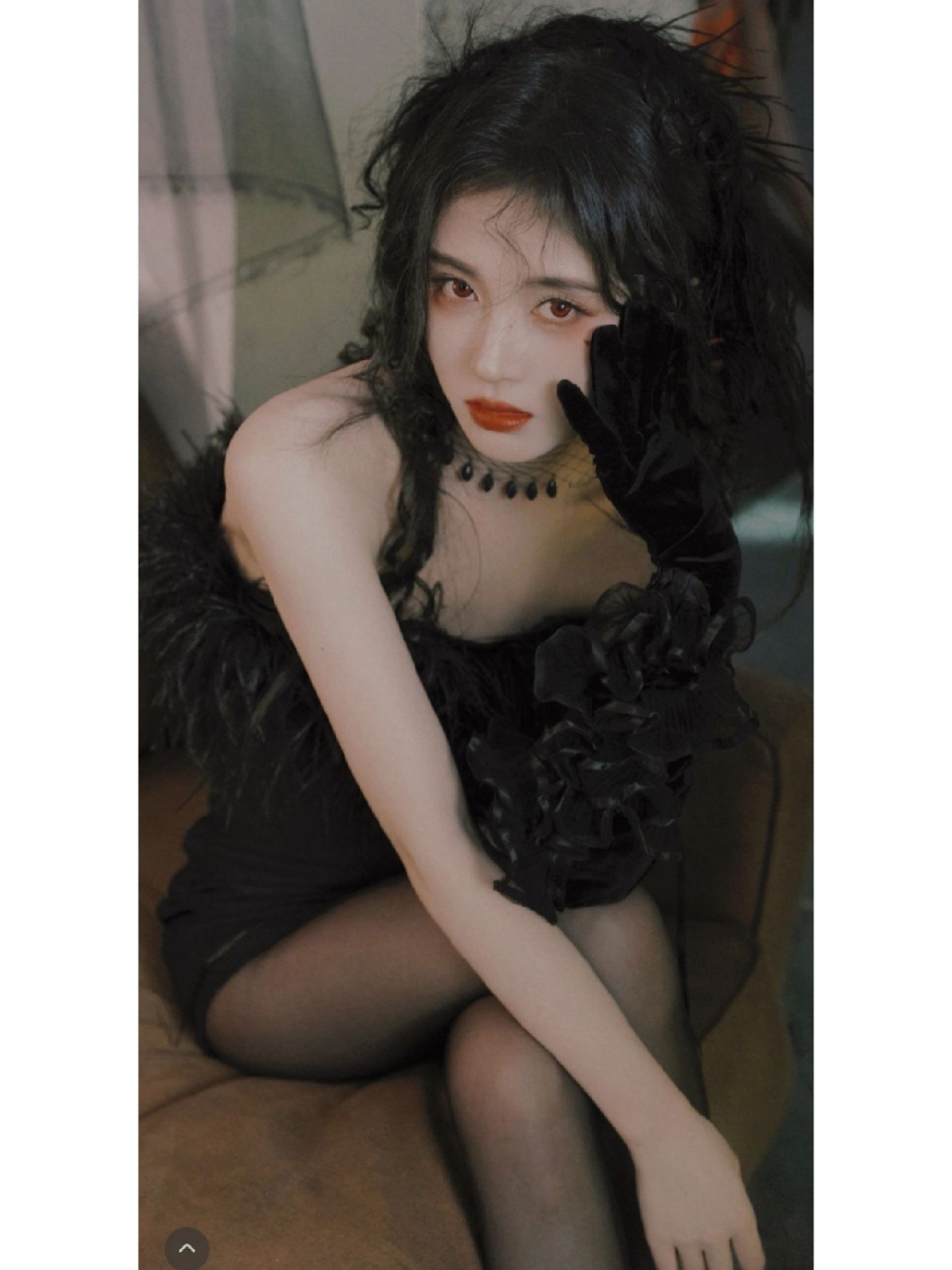 鞠婧祎再次创造颜值巅峰,黑色丝袜搭配紧身连衣裙,秒变夜店女王