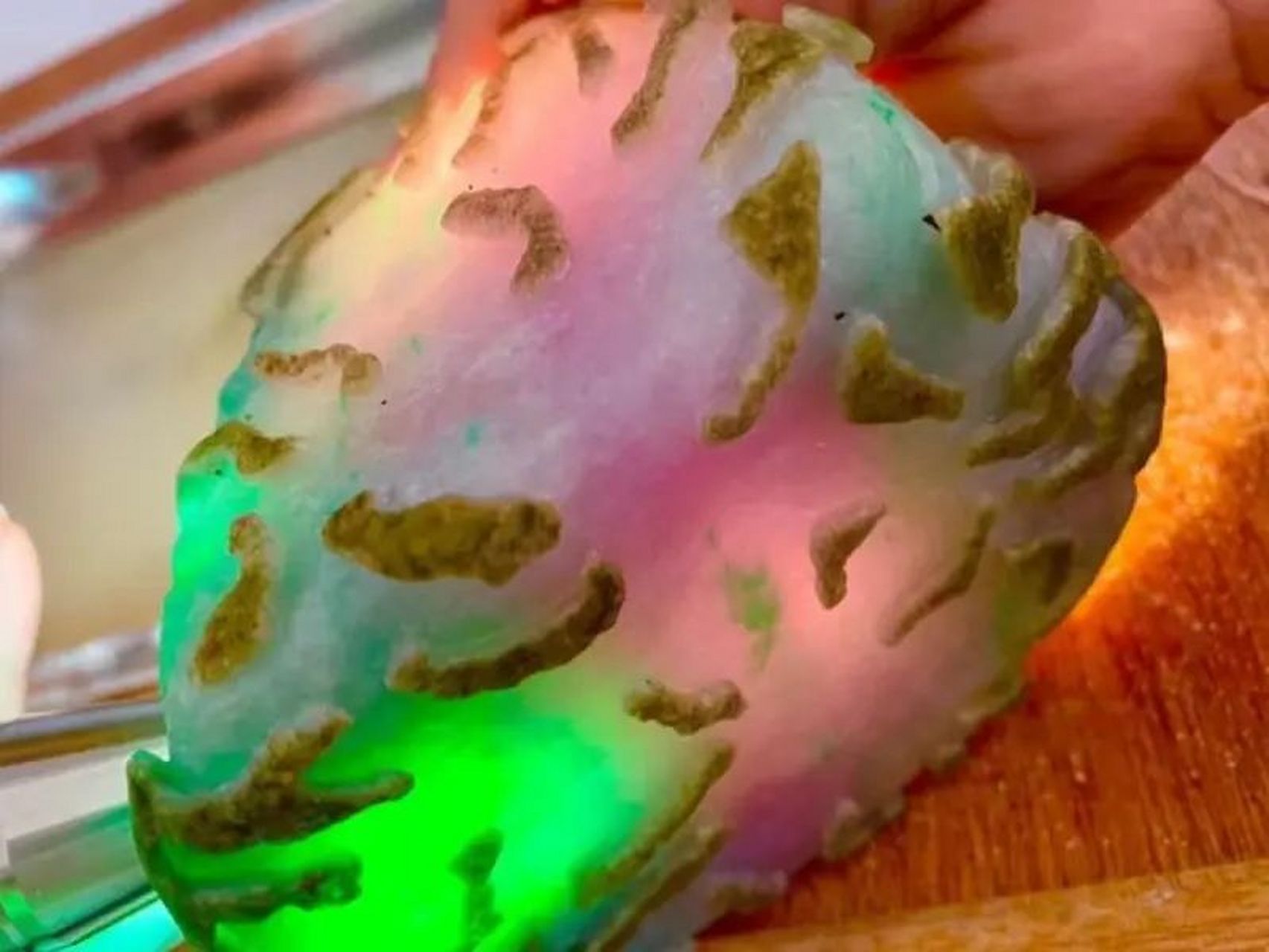 翡翠原石# #点击头像看直播# 1公斤后江满开窗三彩手镯料,满身无廖破