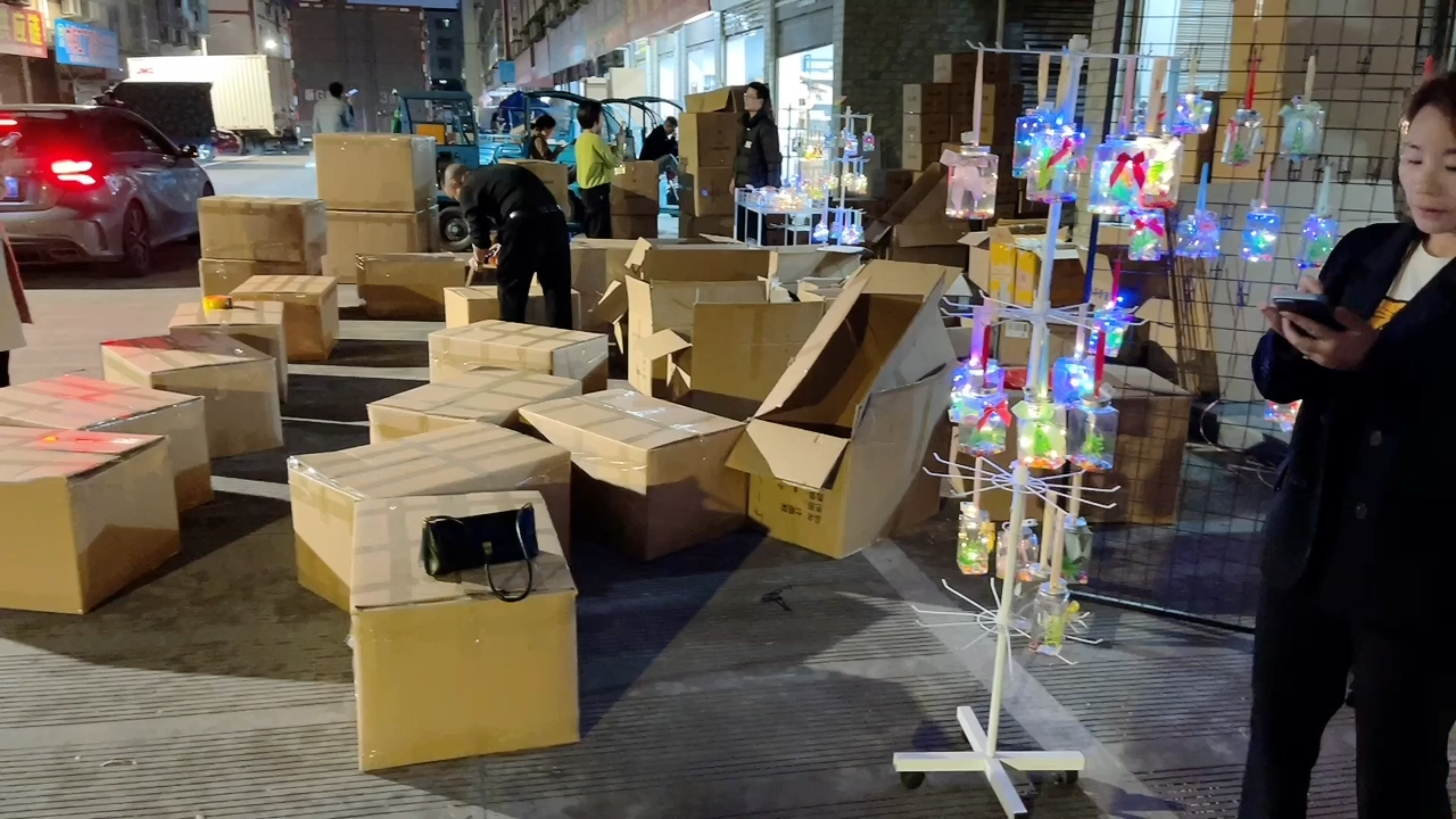 地摊又出新模式,发光罐罐鱼火了,夜市出摊就被围观
