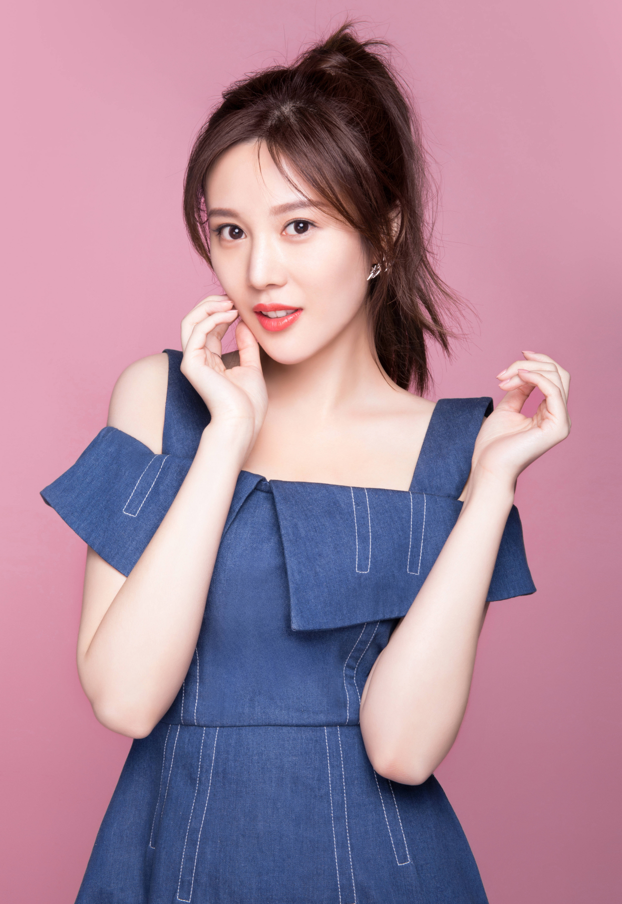 邬靖靖:芙蓉如面,貌美如花