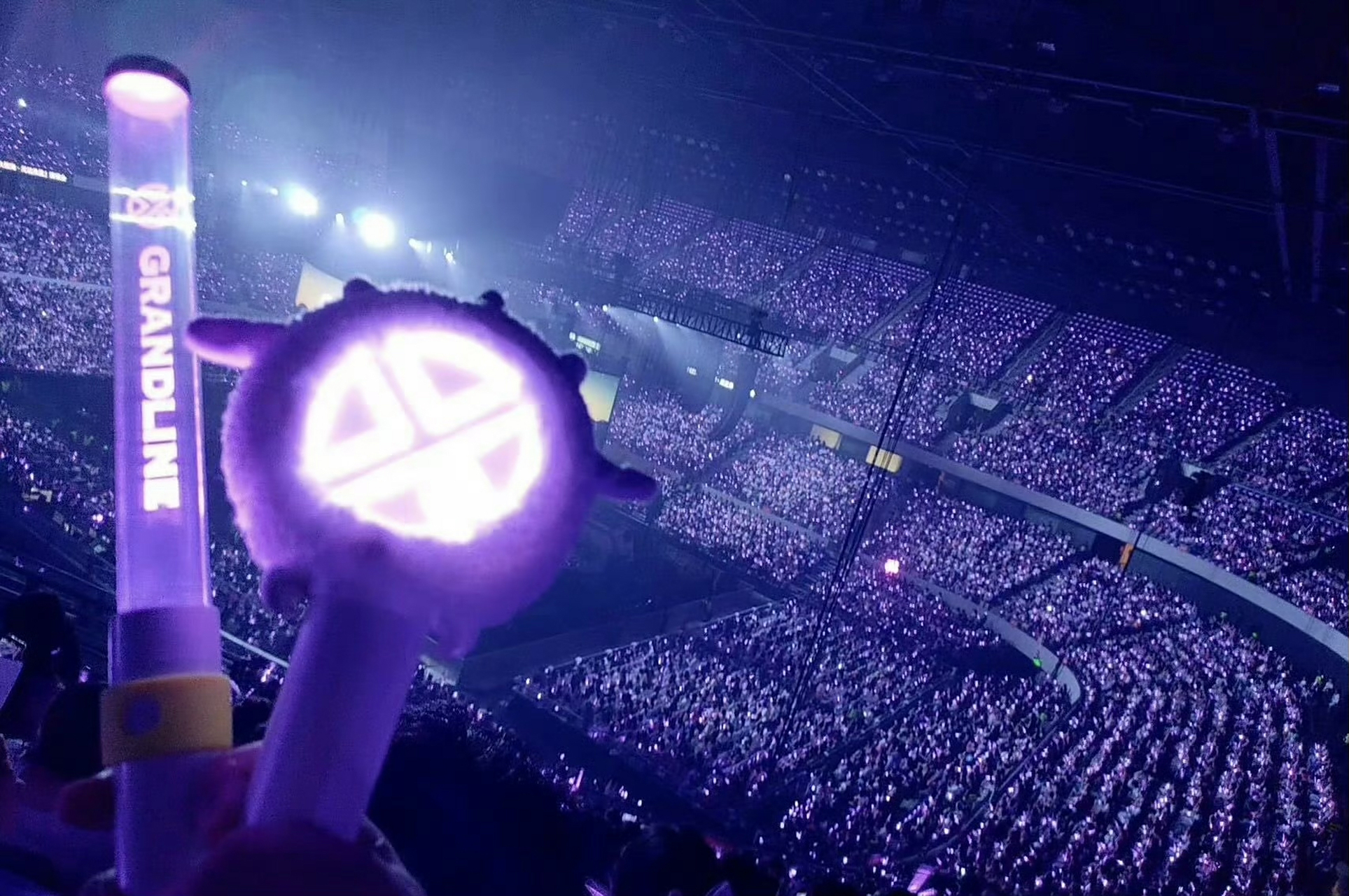 张艺兴深圳演唱会中控真的太绝了,一片紫海好震撼,一整个效果直接拉满