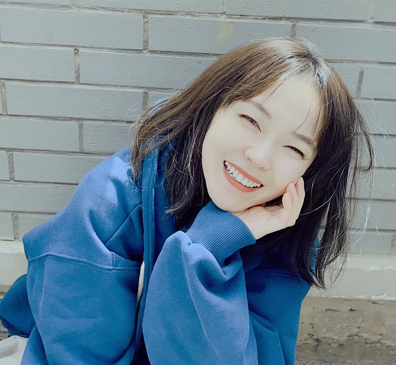 张佳宁晒照笑得太甜,她去演学生也没有违和感,状态太青春了,外表和三