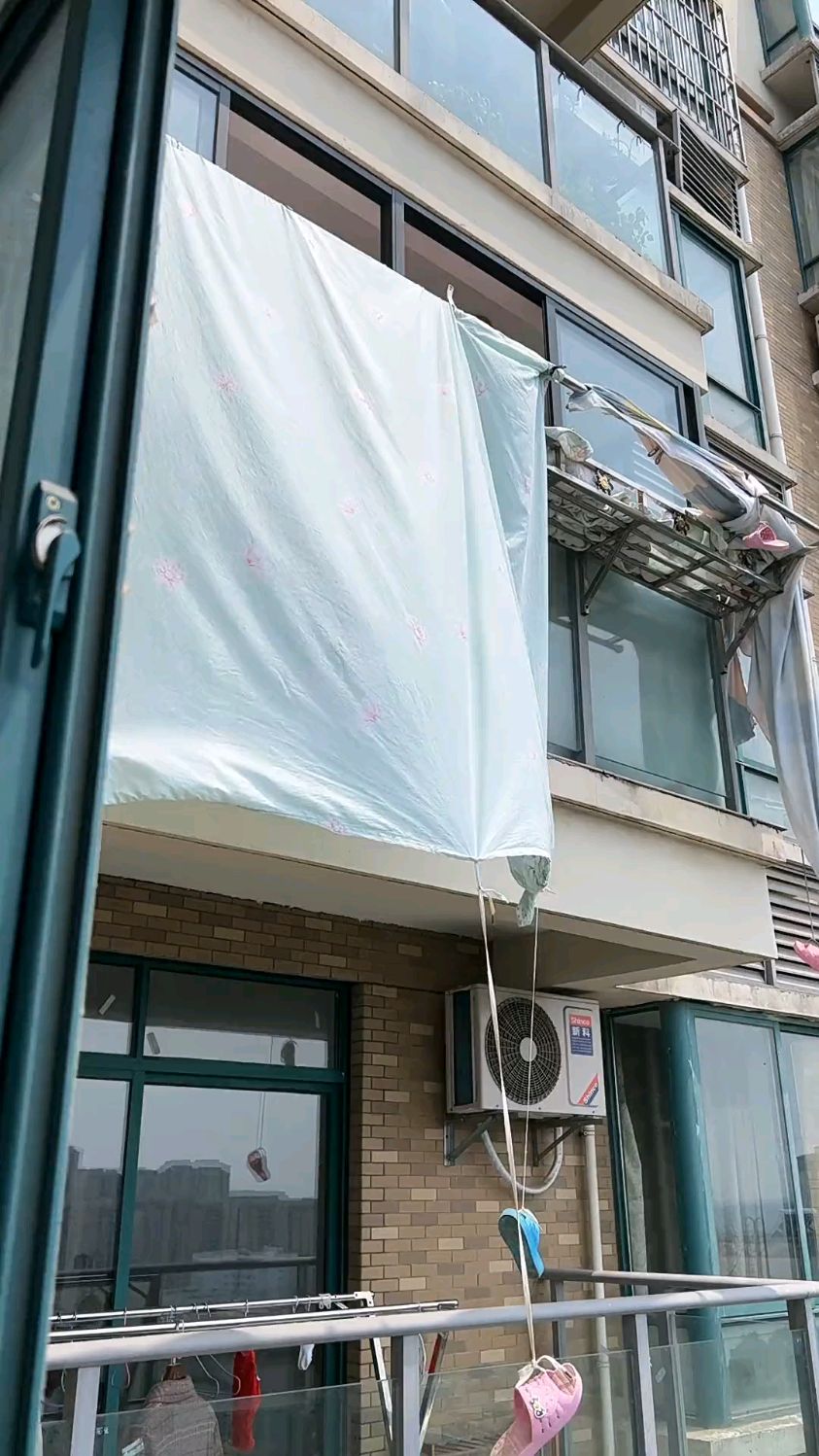 这样晒床单,楼上的有点太自私了!