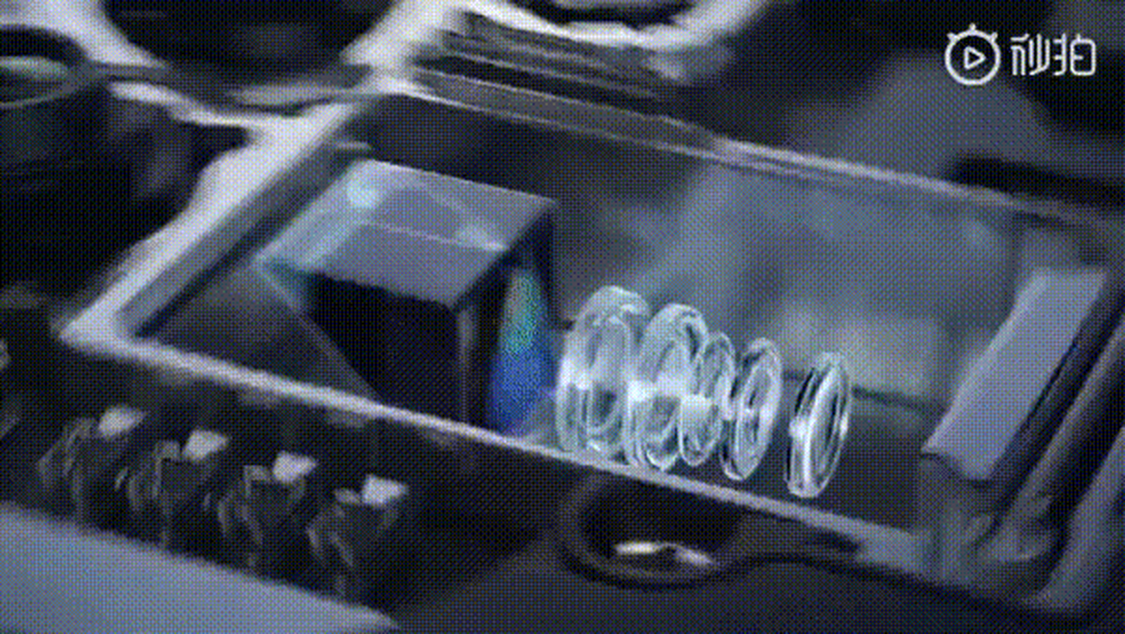 要说到潜望式镜头,首先想到华为,当初华为p30pro一经发布,潜望式50倍