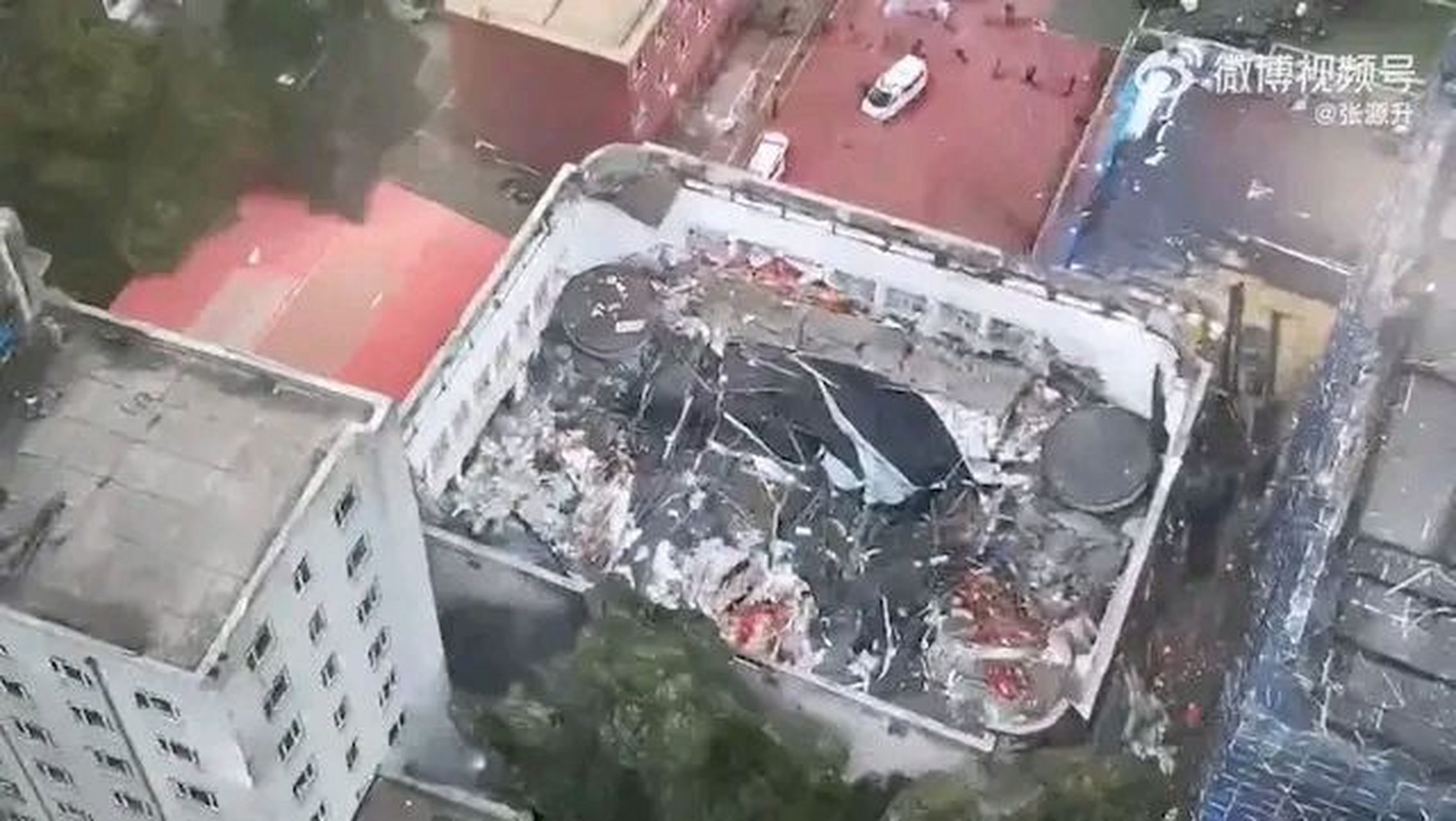 黑龙江一体育馆顶坍塌10余人被困#  23日下午4时