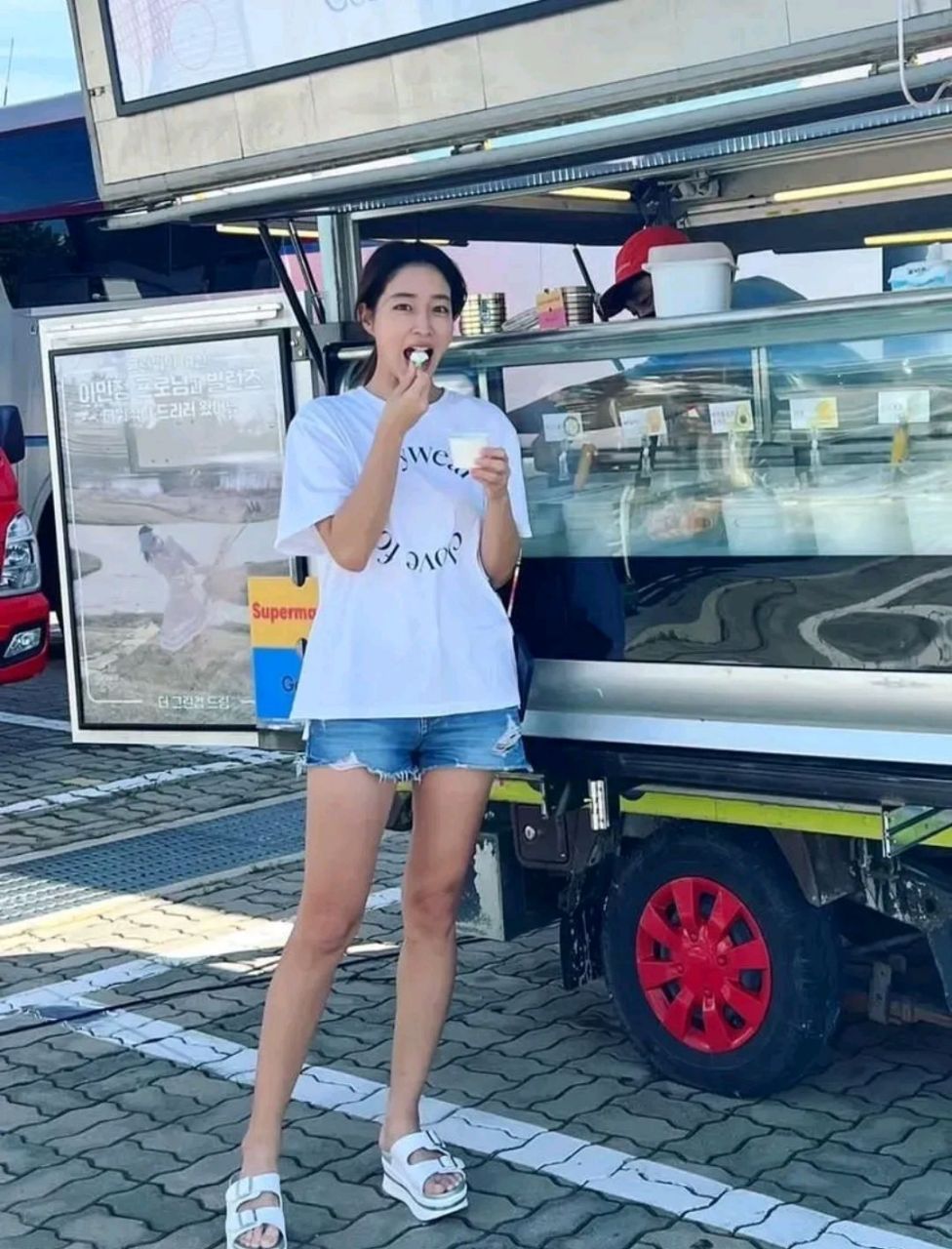 演员李秉宪的妻子李敏贞在自己的instagram上写道:"竟然是冰淇淋车,在