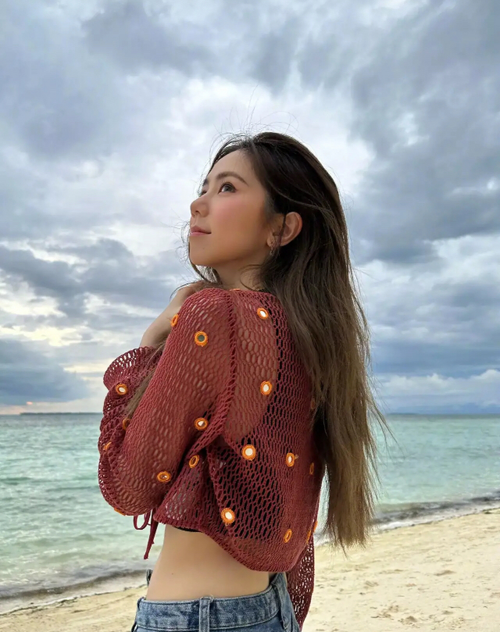 照片中,邓紫棋身穿一件红色上衣搭配了牛仔裤,美得像仙女一般.