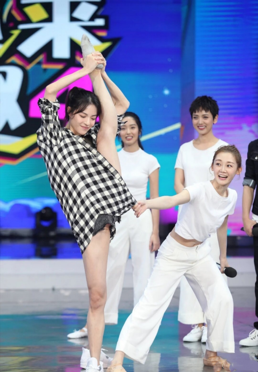 钟楚曦不愧是从小学习舞蹈的,这一字朝天马实在太标准了,实在是太好看
