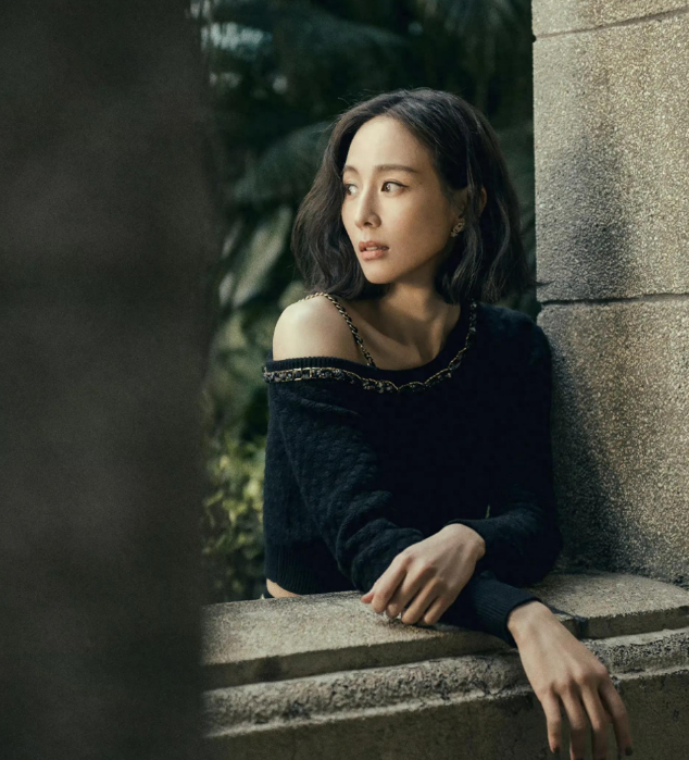 露香肩的漂亮姐——张钧甯毛织斜肩短裙写真