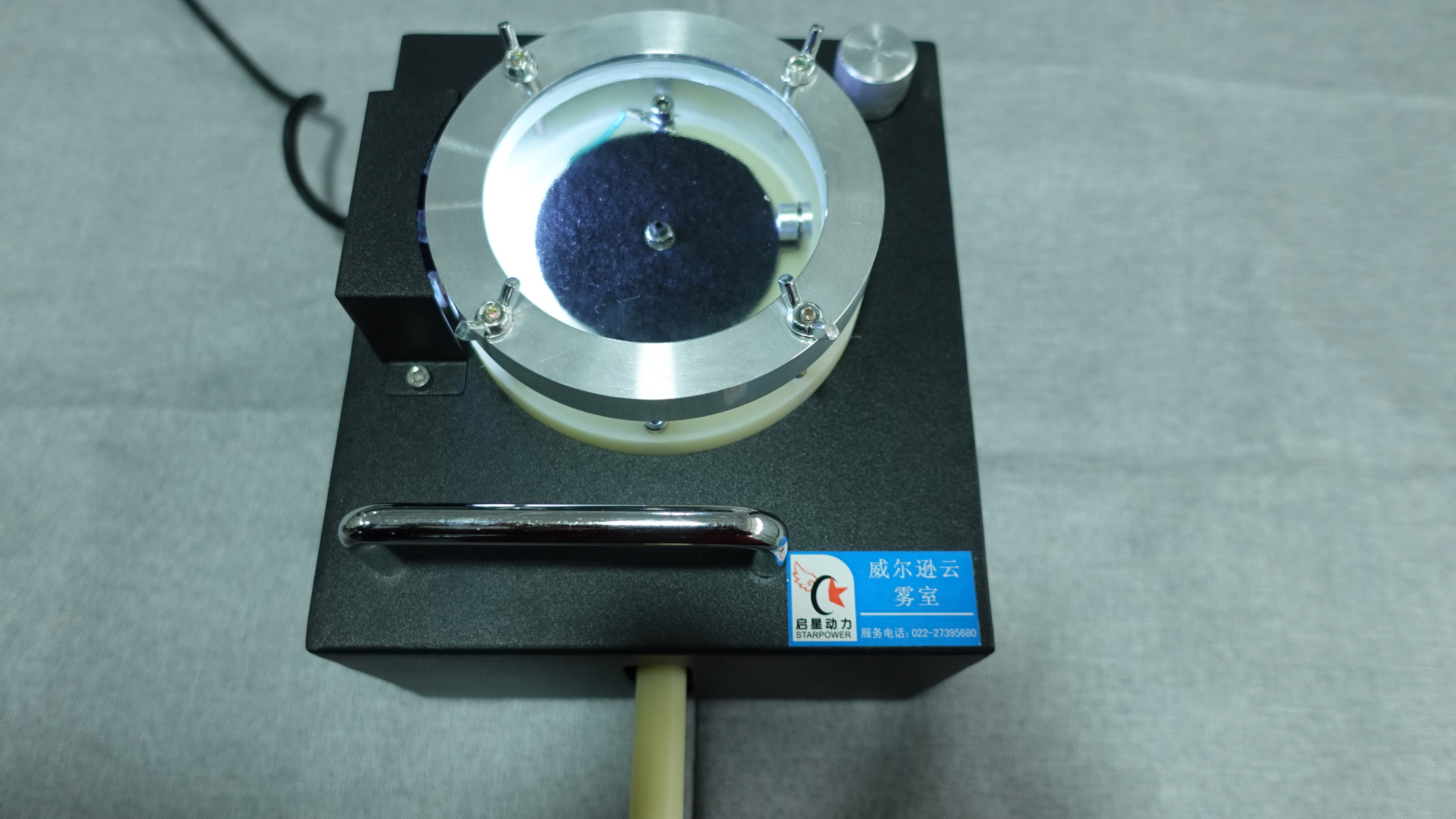 威尔逊云室设计形成于1895年前后,当时设计目的是探究摸拟水蒸气冷凝