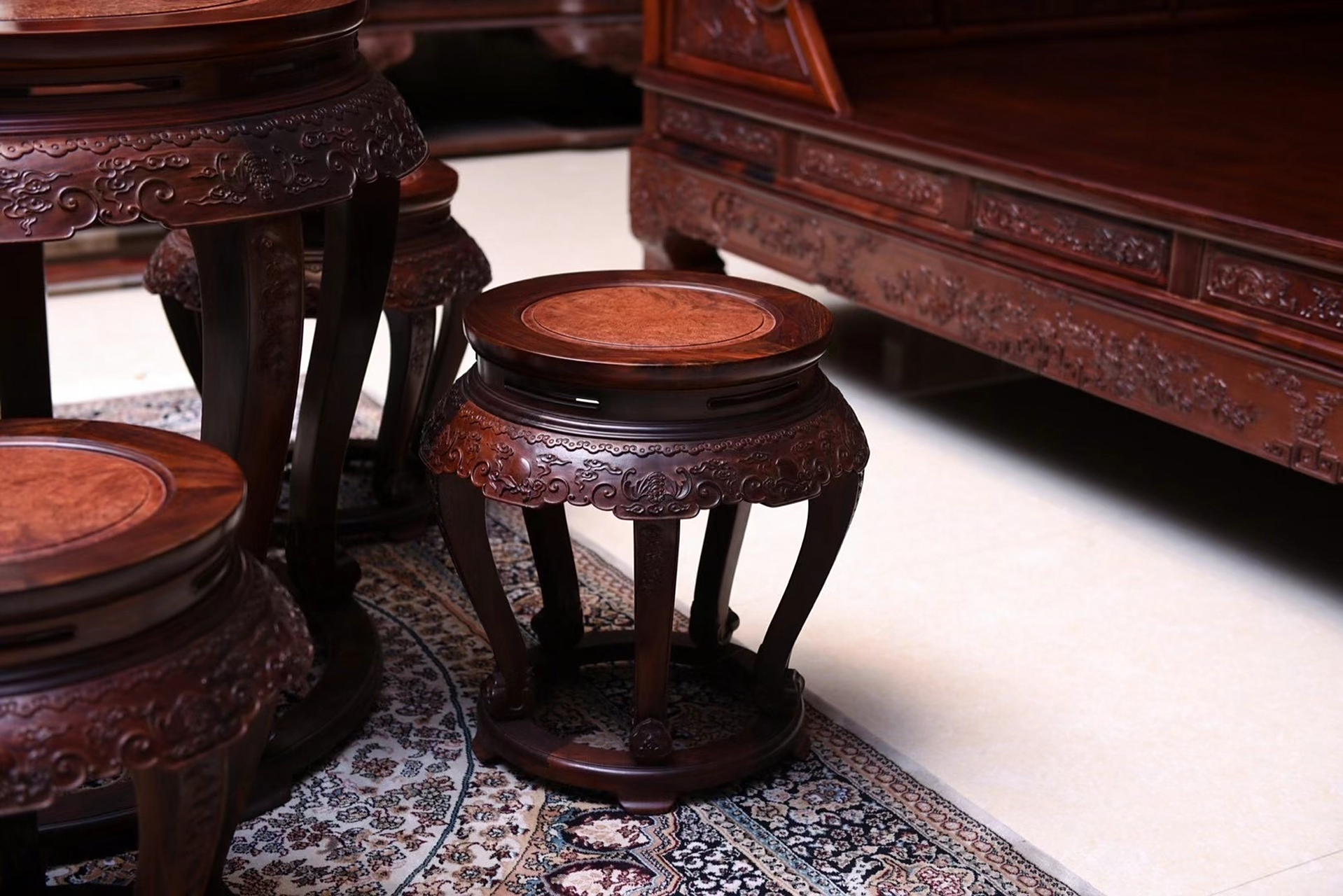 『品名』圆鼓桌六件套  『材质』交趾黄檀 缅花瘿木瘤  『尺寸』78*78