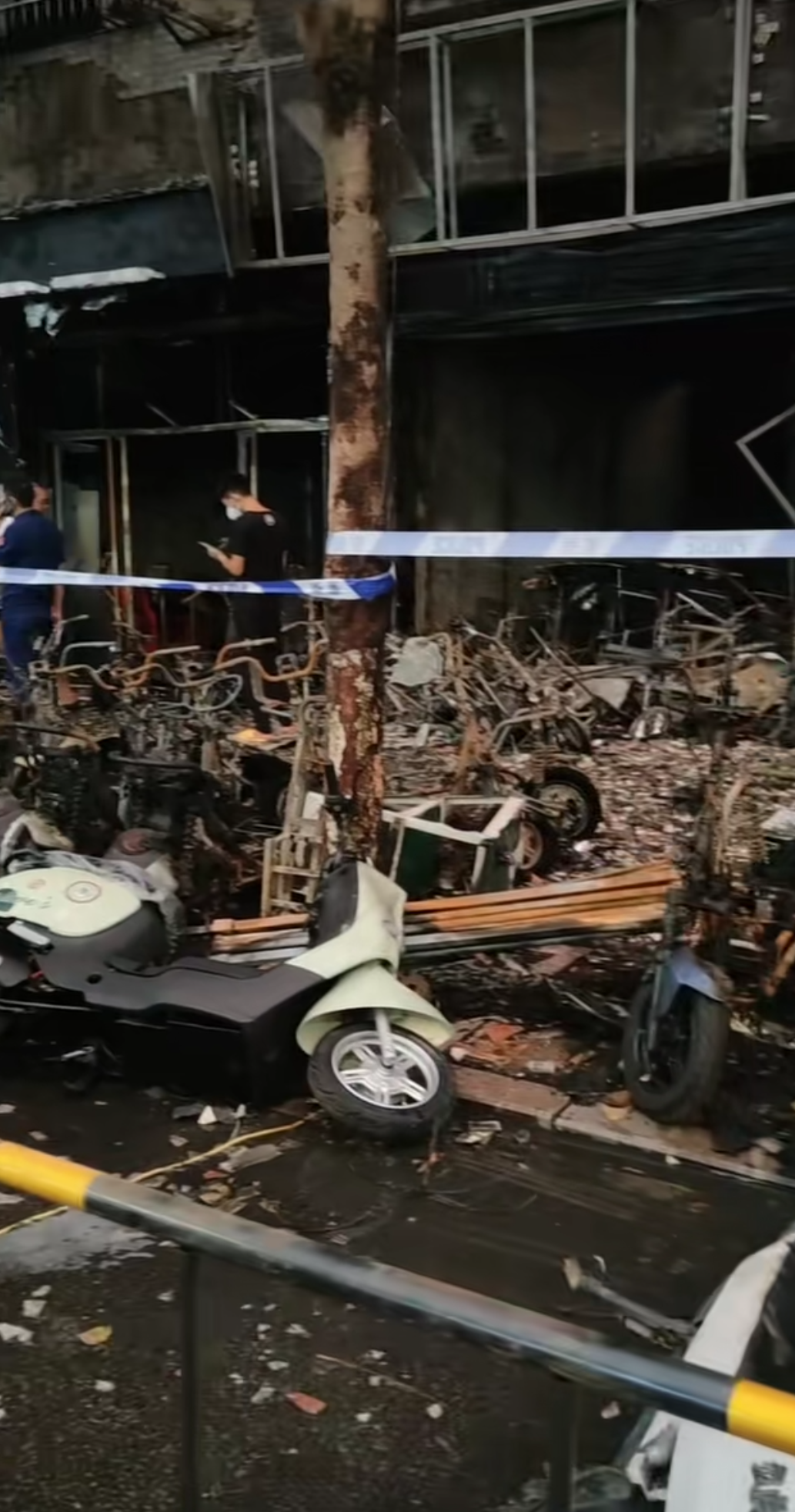 突发!广东揭西河婆温泉大道电动车起火,蔓延到旁边店铺