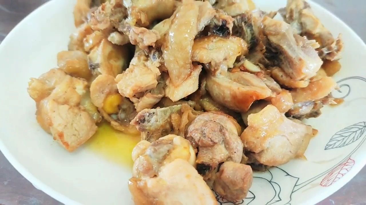 海南人过节离不开吃鸡,炒个鸡肉,还有大家一定没喝过的芋梗鸡汤