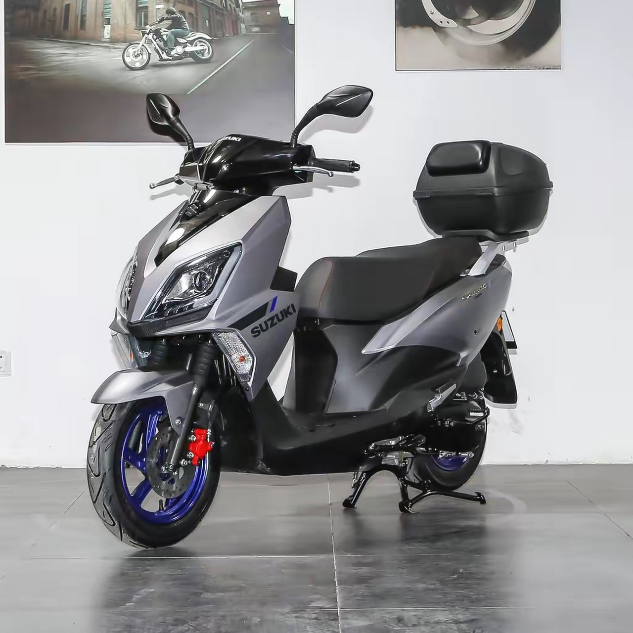 摩托车# 随着这两年铃木神车uu125和uy125的走红,街上能见度也越来越