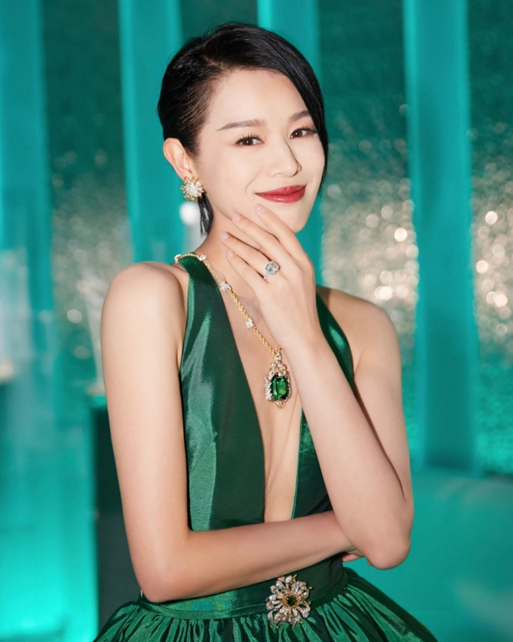 祖母绿深v大礼服,贵妇胡杏儿好强大的气场!