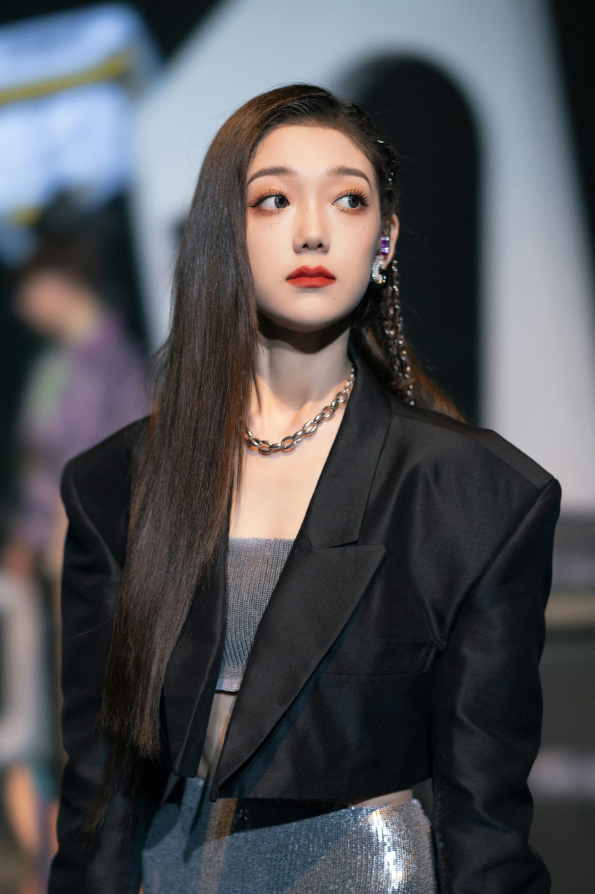 希林娜依高,中国说唱巅峰对决舞台,不止是能歌善舞,还有好身材.