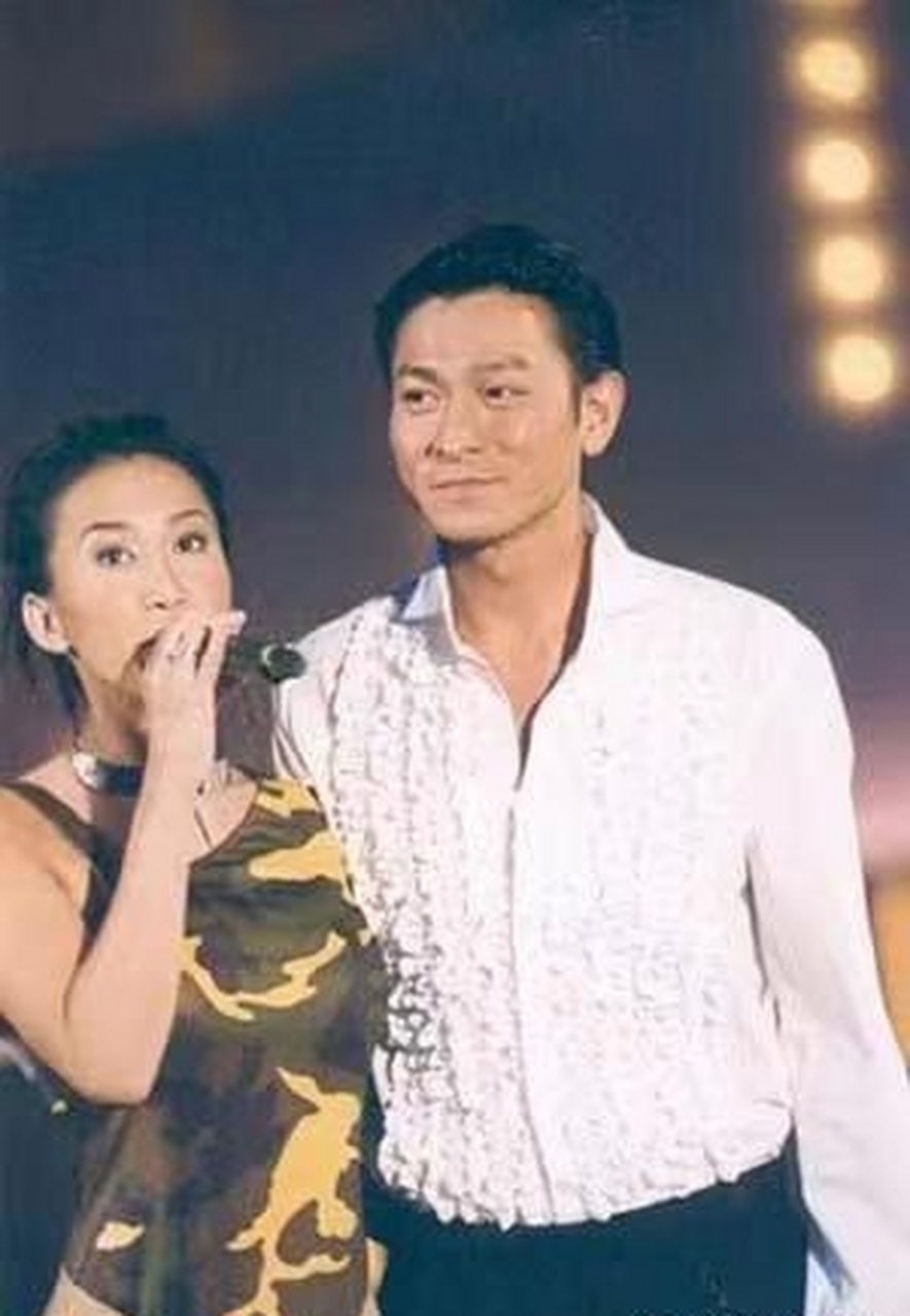 年轻时候的李玟与刘德华的一张珍贵合影,谁也想不到,照片中这位笑容