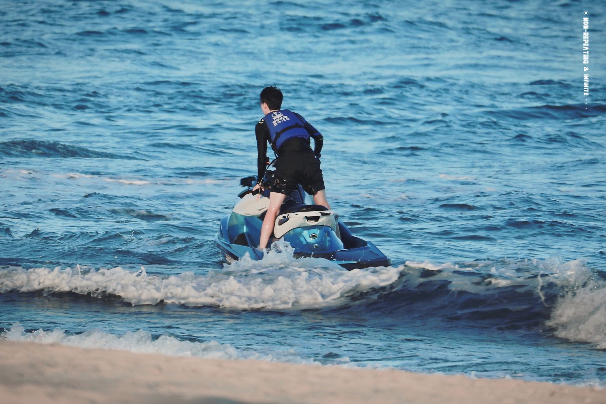 一组王一博在海边的造型来袭,清爽又帅气,湿发太撩啦