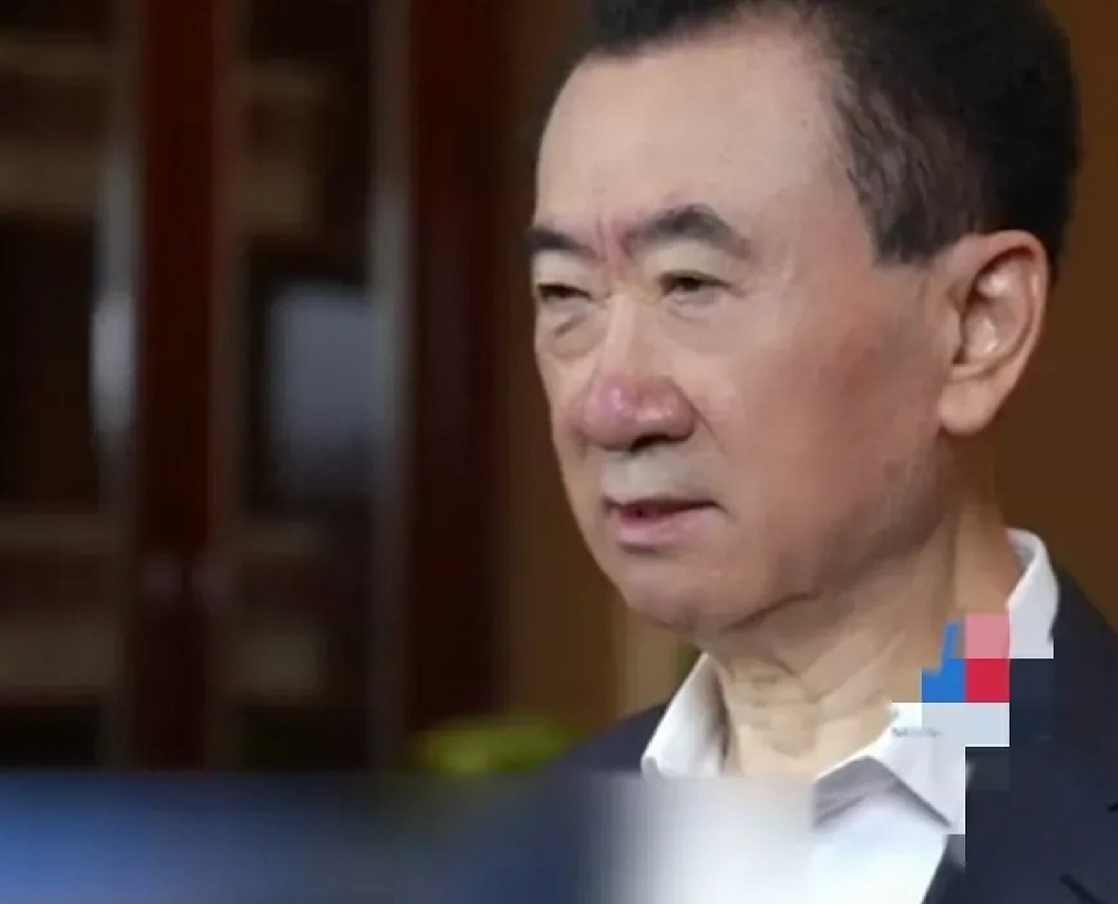 眼袋很大,鼻头莫名其妙的红肿,双眼无光,皮肤暗淡……虽然,王健林也是