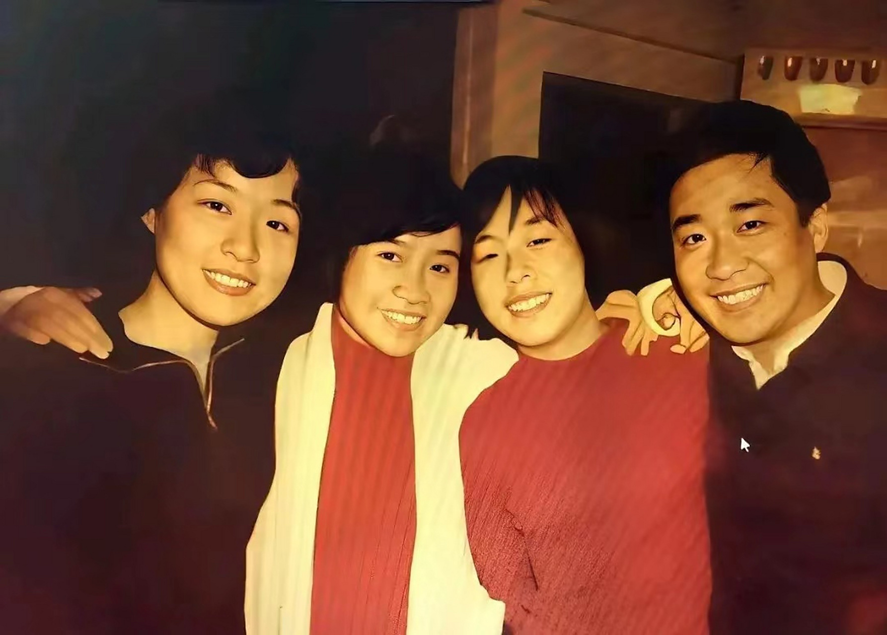 1980年,刘亭亭与哥哥刘源,姐姐刘平平(左二),小妹刘潇潇(右二)的一张