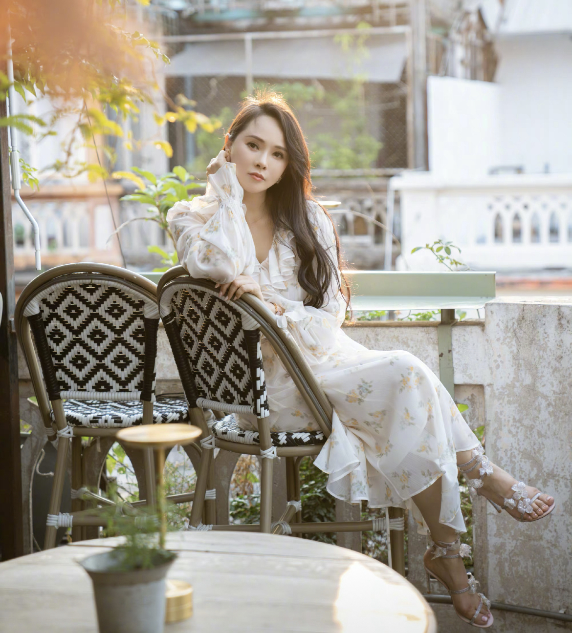 伊能静儿子近照,穿绿色波点裙,高跟鞋,比女生还漂亮,真美